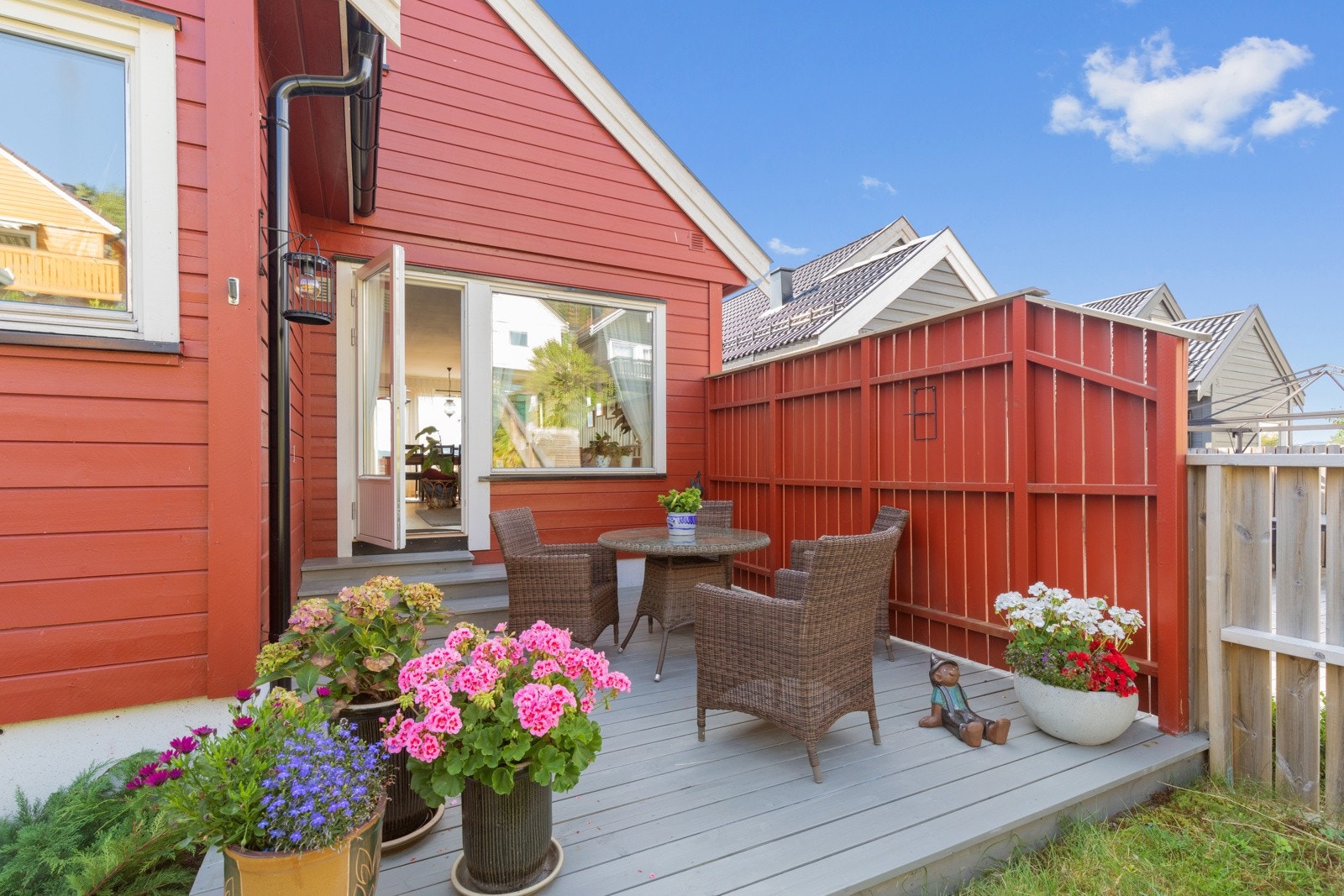 Hyggelig terrasse fra 2019, boligen har totalt tre forskjellige uteplasser på totalt 45 m2. Galleribilde