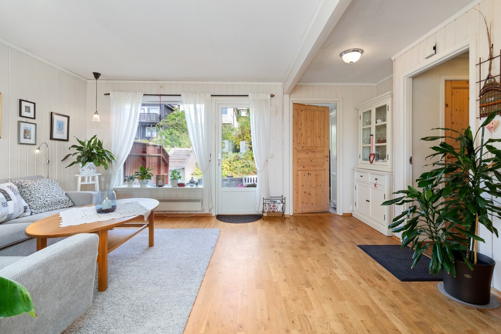 Pen lys stue med utgang til terrassen. Galleribilde