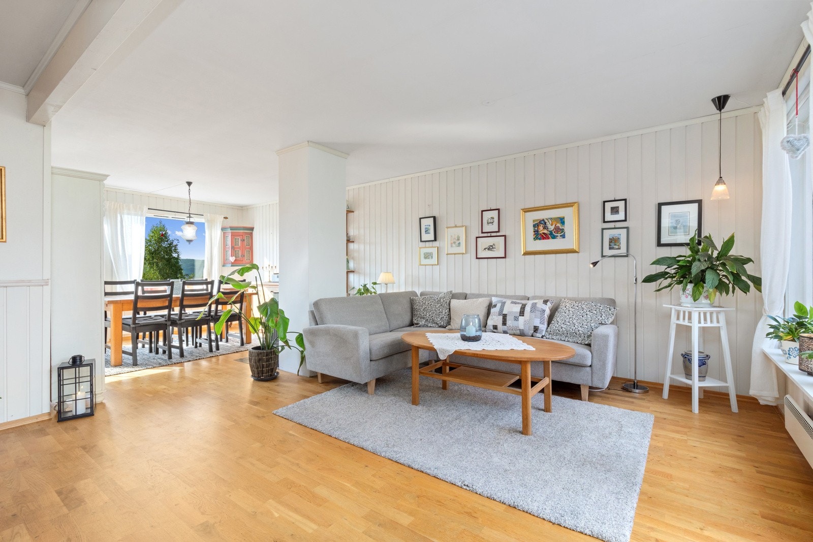 Vinduer på begge sider av stuen gir rikelig med naturlig lys. Galleribilde