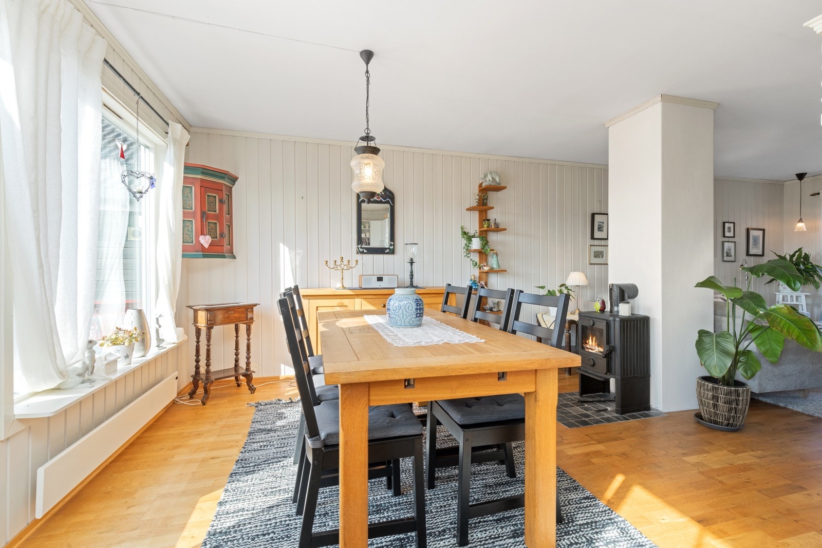 Spisestue med god plass med hyggelig peis. Galleribilde