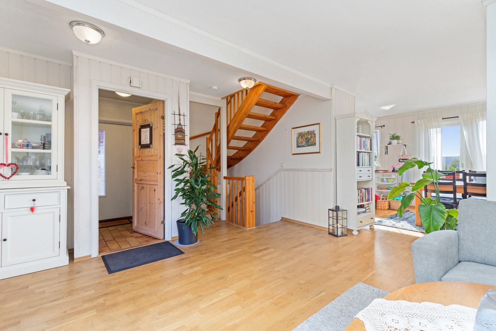 En luft-til-luft-varmepumpe er plassert i trappen. Galleribilde