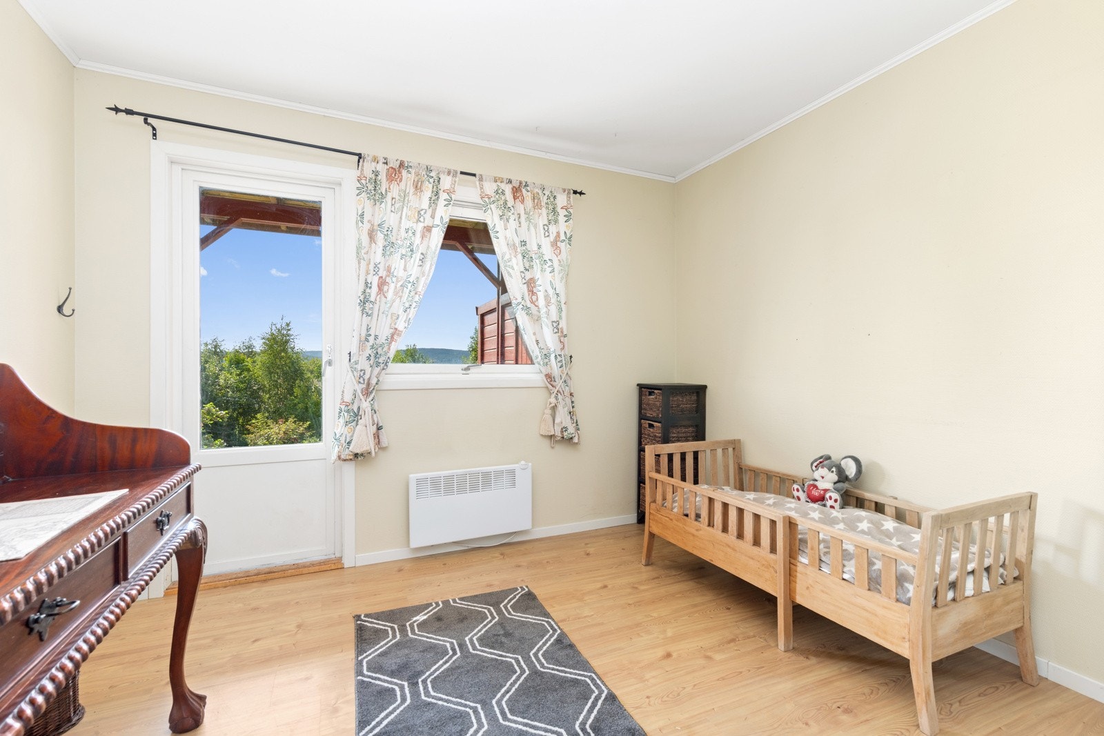 Utgang til terrasse og hage fra soverom. Galleribilde