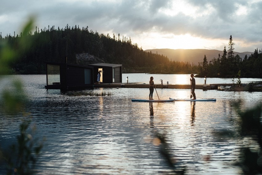 Langrenn og tur - ta en SUP- eller kanotur på Kvitåvatn. De flytende badstuene i bakgrunnen Galleribilde