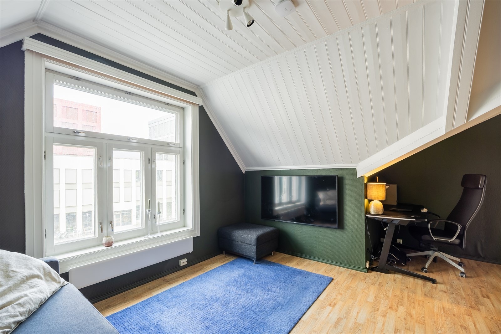 Det er lave månedlige felleskostnader som inkluderer felles strøm og husforsikring. Det er mulig å koble seg opp på sameiets TV/internett avtale om ønskelig, ifølge selger. Galleribilde