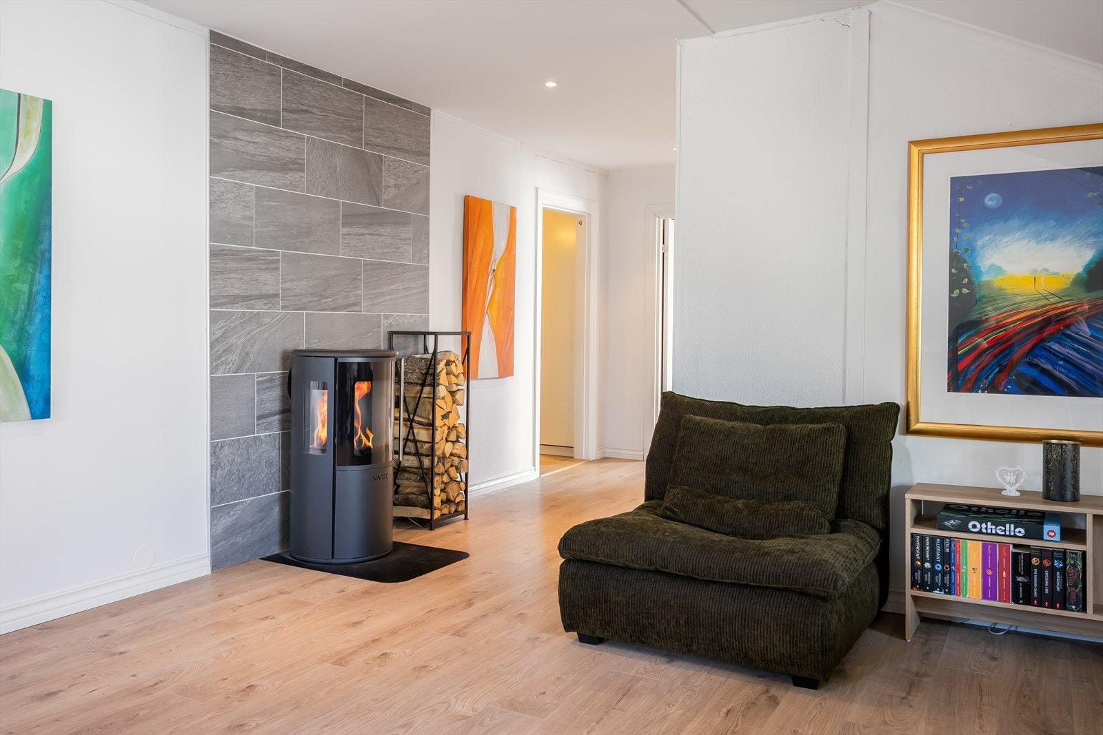 Det er satt inn vedovn og pipe har blitt restaurert med stålinnsats. Det har også blitt installert nytt felles brannvarslingsanlegg. Galleribilde