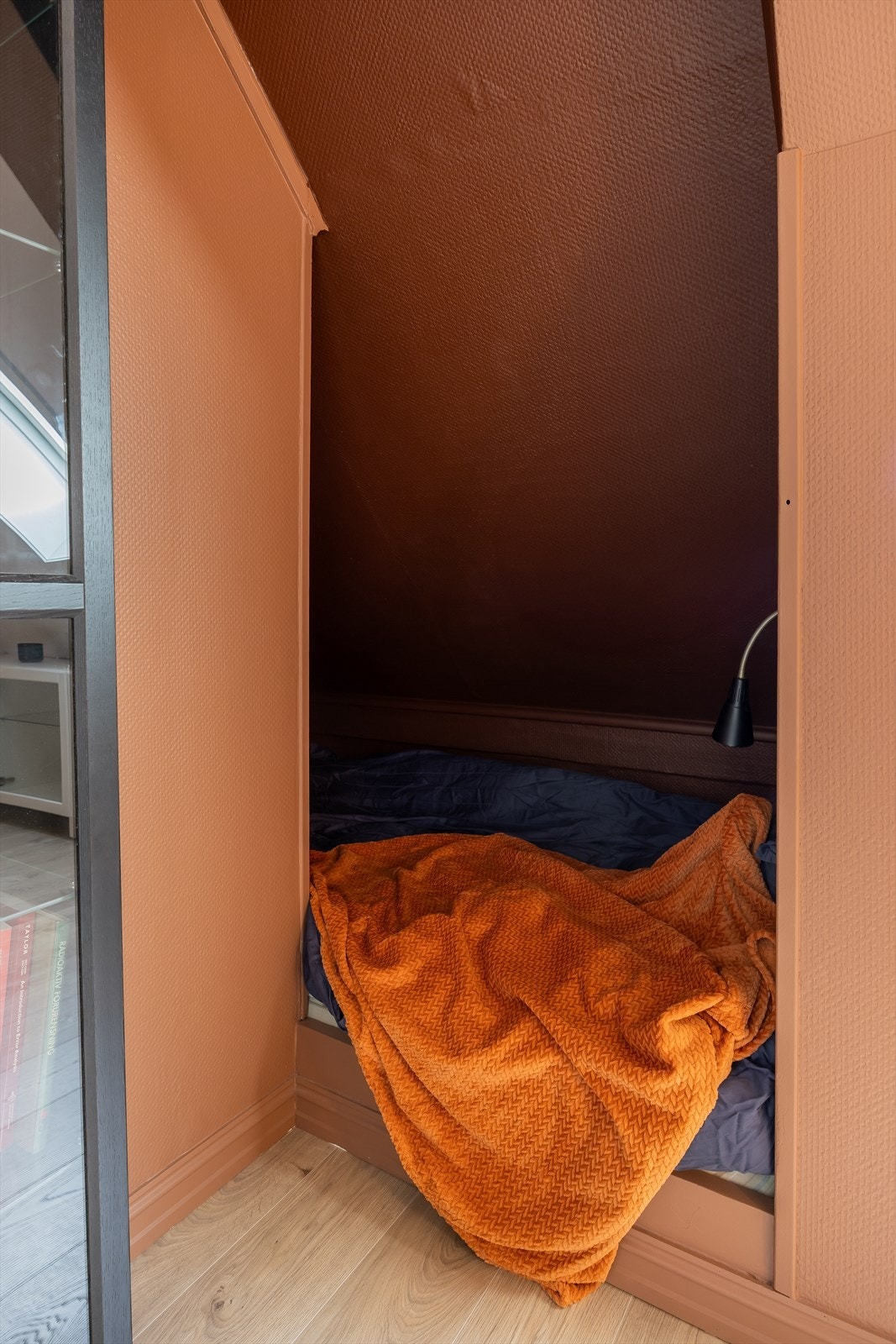 Plassbygd seng over skråtak. Galleribilde