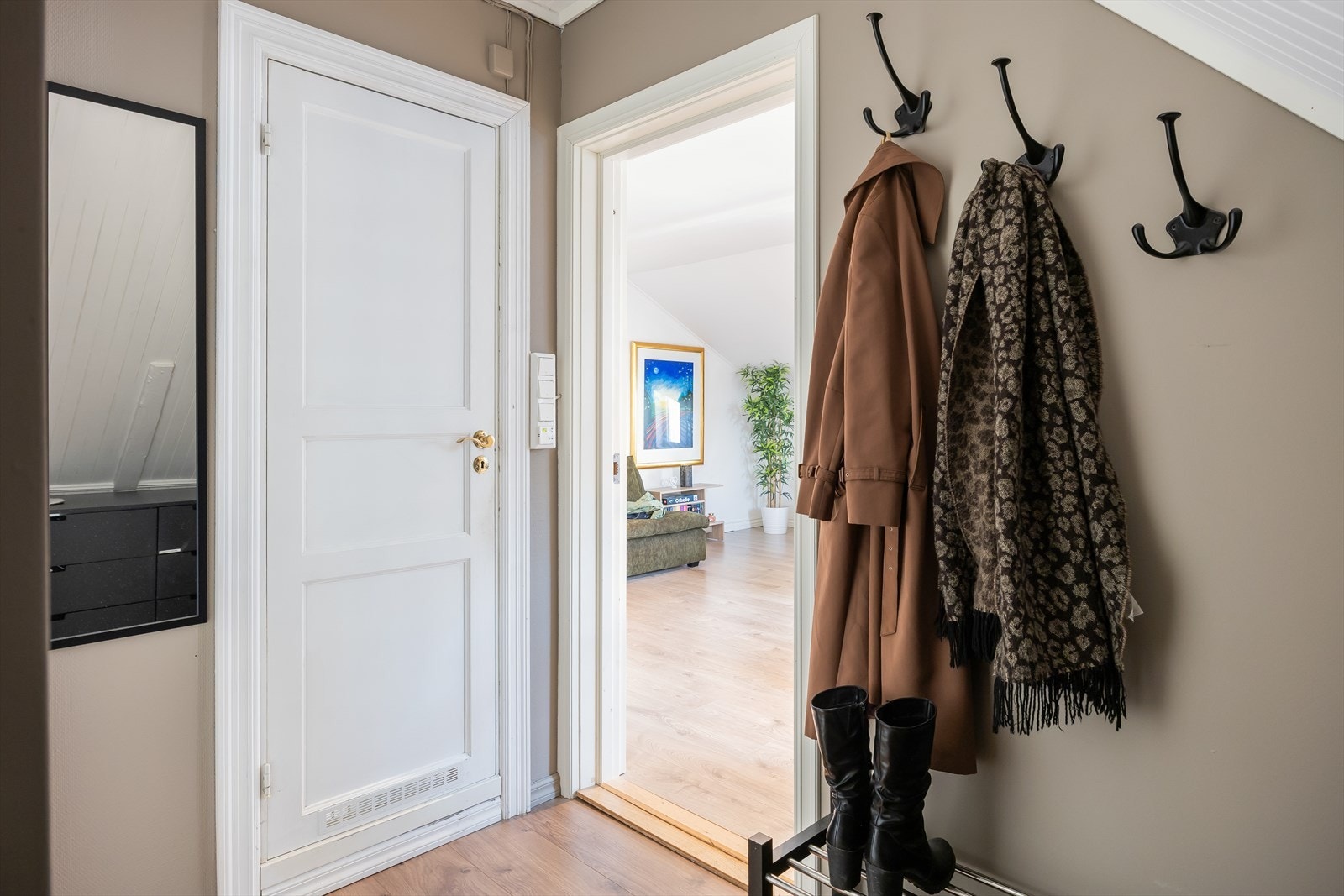 Entrè med mye oppbevaringmuligheter. Leiligheten disponerer i tillegg en bod på 7 m² for praktisk oppbevaring. Galleribilde