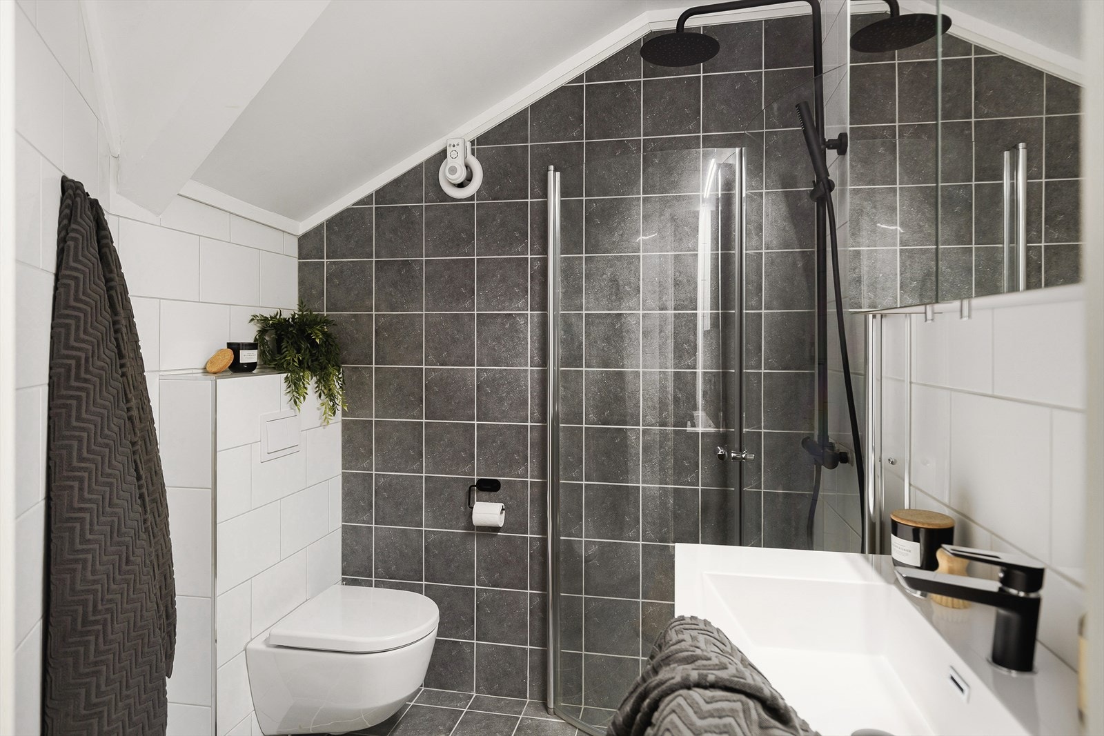 Delikat og flislagt bad som ble pusset opp i 2022. Galleribilde