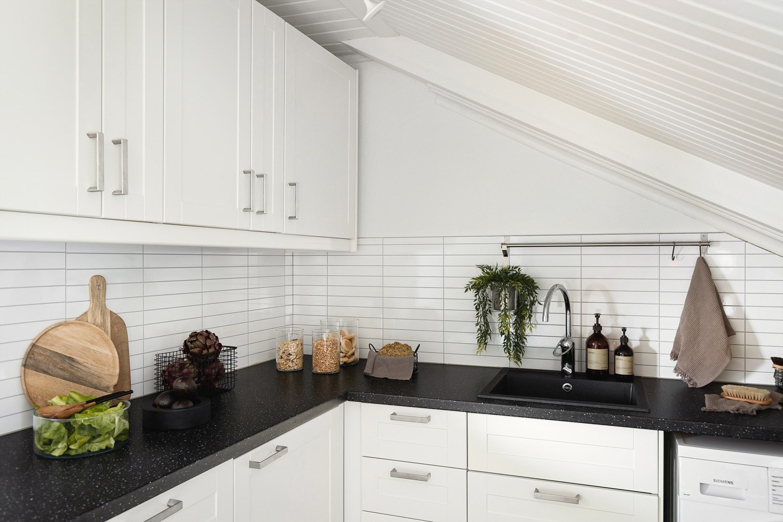 Kjøkkenet er fra 2015 og er på 11,5 m². Det har fått tilstandsgrad 1 av takstmann og det er etablert lekkasjevakt. Galleribilde