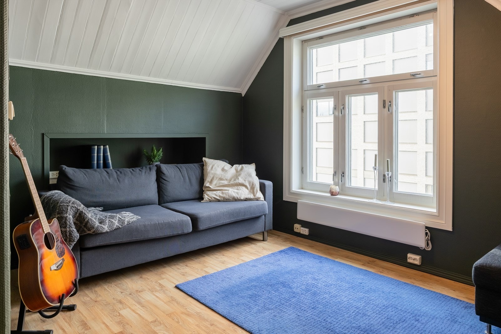 Dette er det største soverommet og det har en størrelse på 16 m², og er innredet som TV-stue med kontorsone. Galleribilde