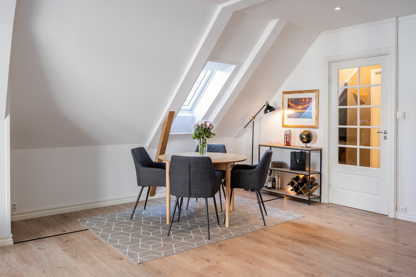 Stuen er oppgradert med utskifting av vinduer og utvidelse av gulvareal. Leiligheten har også nytt sikringsskap. Galleribilde