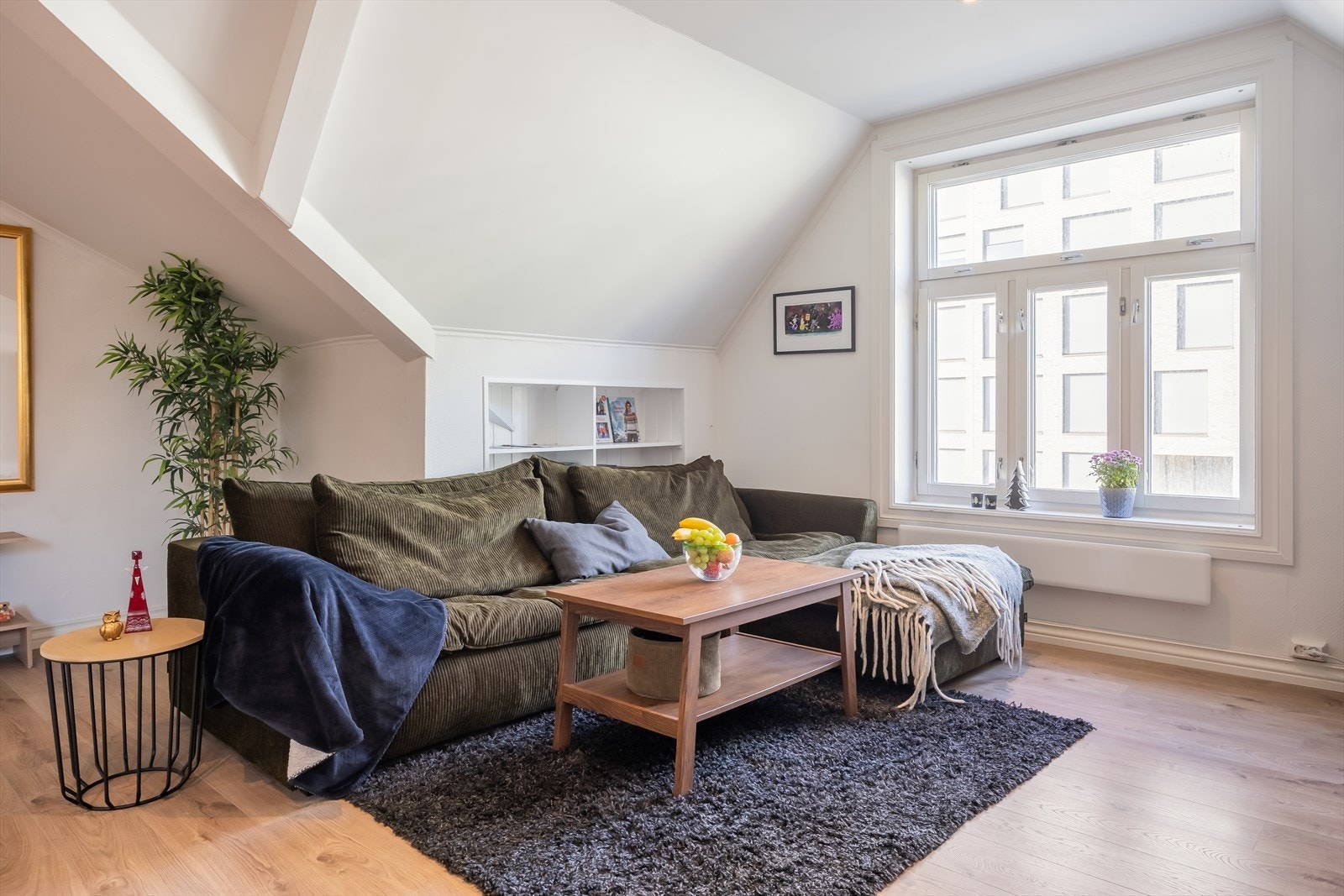 Leiligheten byr på en stor og åpen stue på hele 35 m² med klassiske detaljer og ligger i husets toppetasje. Galleribilde