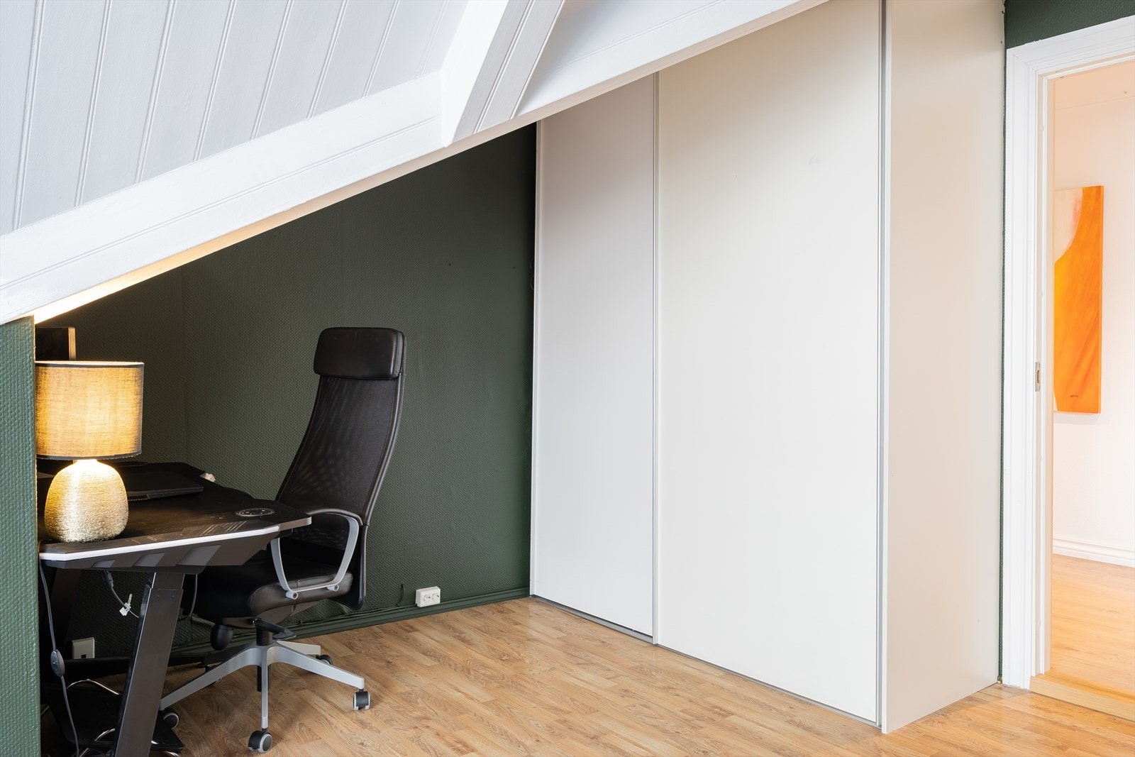 Garderobe for praktisk oppbevaring medfølger handelen. Galleribilde