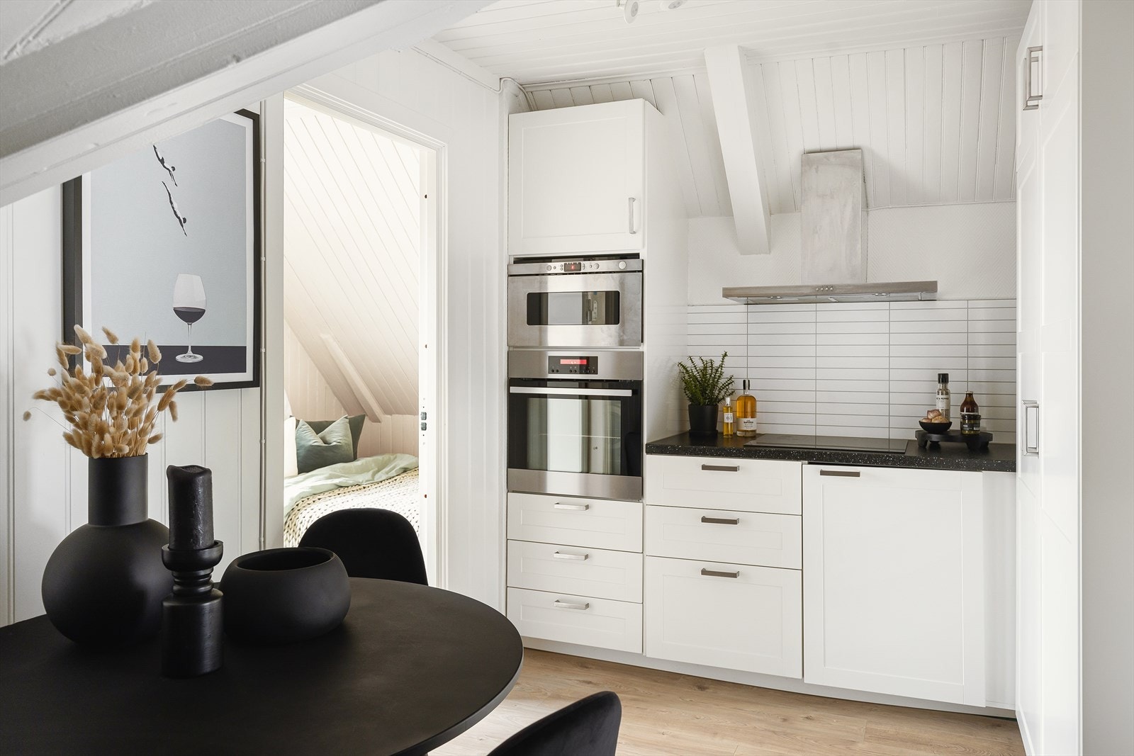 Det er integrerte hvitevarer som kombiskap, platetopp, stekeovn og mikrobølgeovn. Vaskemaskin og oppvaskmaskin medfølger handelen. Galleribilde