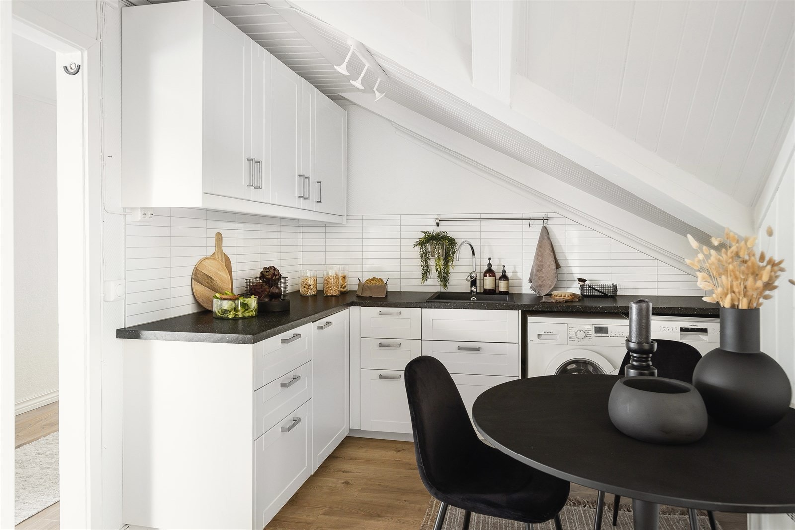 Tidløst hjørnekjøkken med mye skap- og benkeplass. Galleribilde