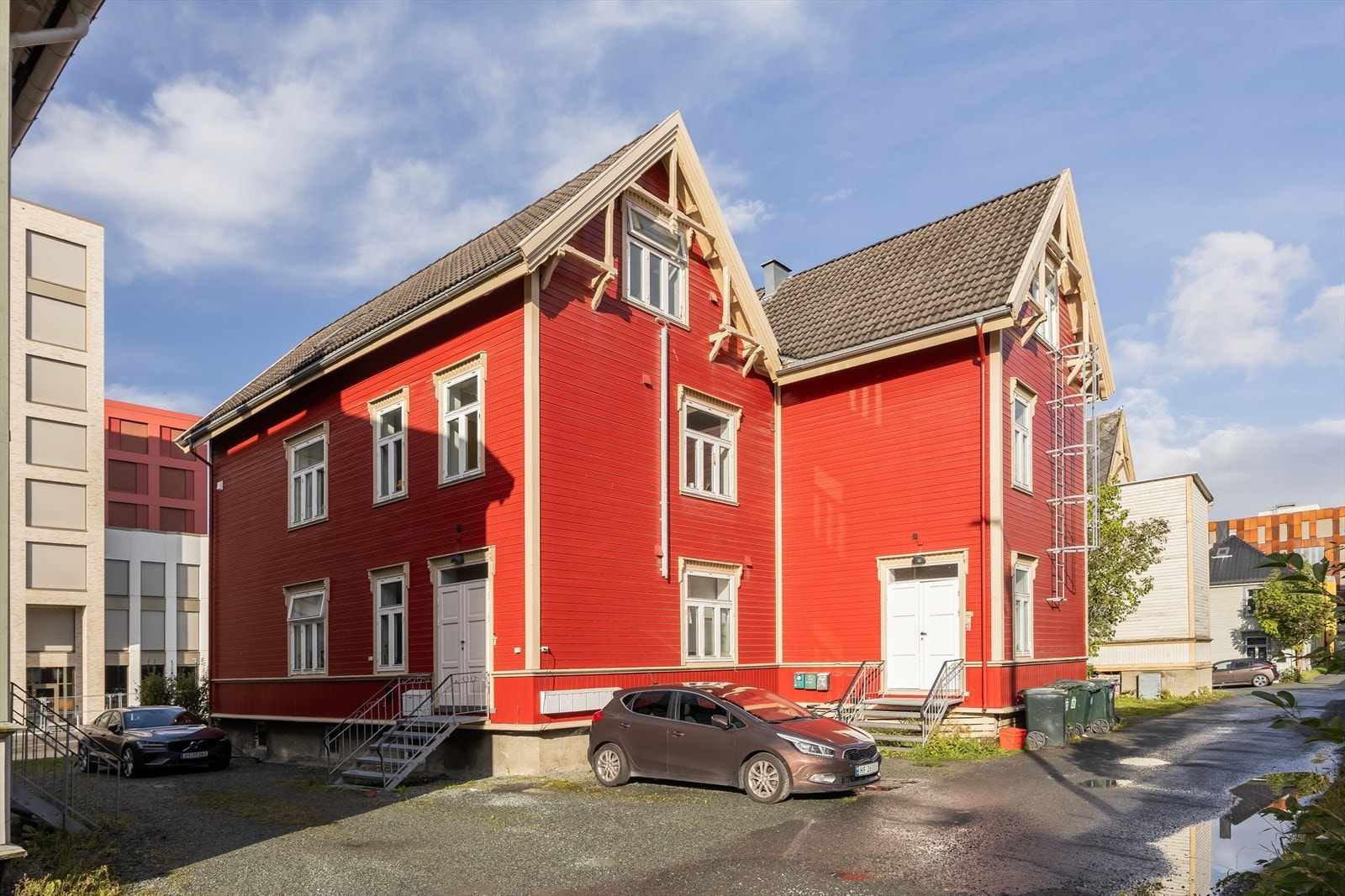 Det medfølger parkeringsplass med leiligheten. Galleribilde