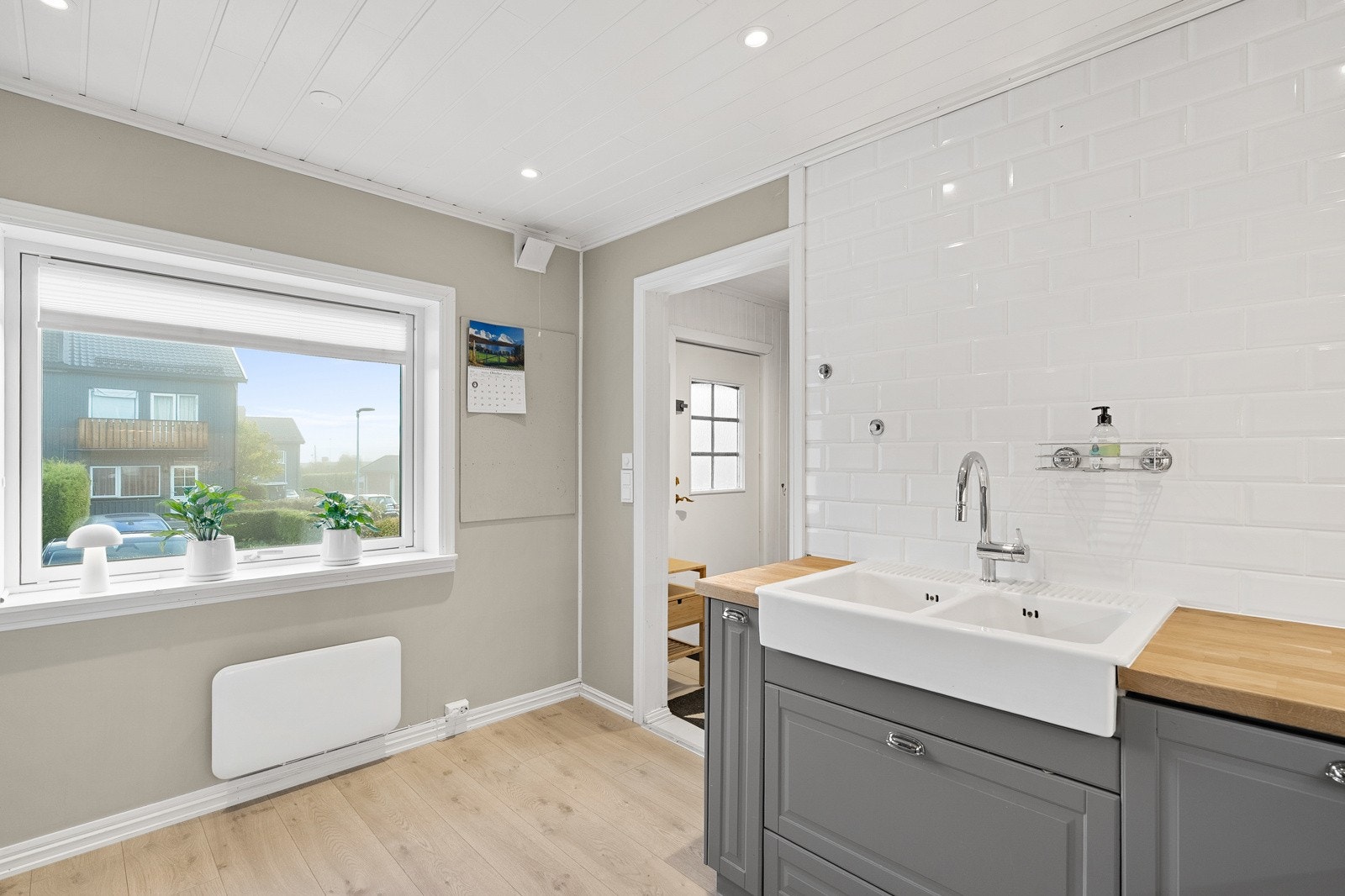 Benkeplaten ble pusset ned og oljet i september 2025. Galleribilde