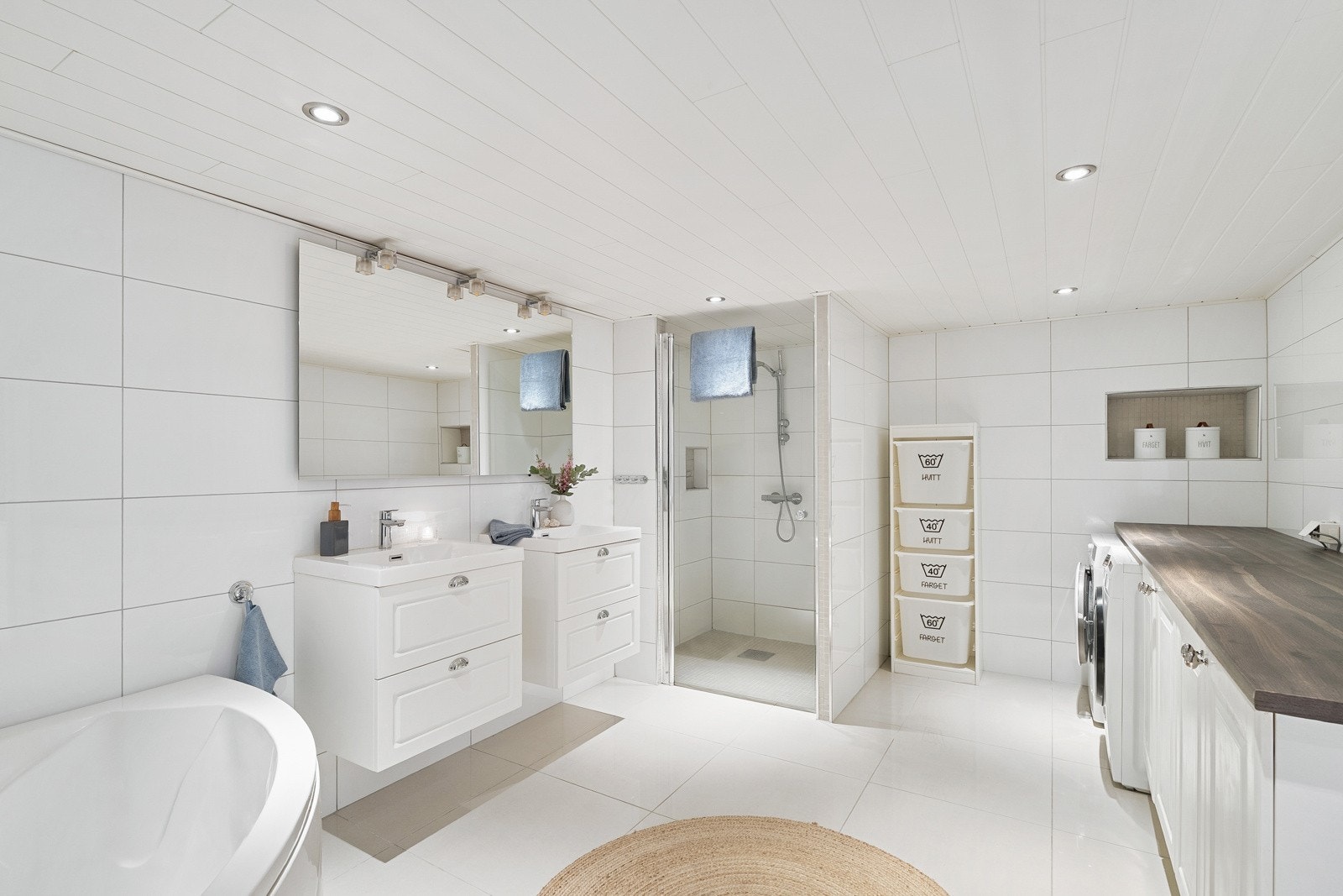 I kjelleren ligger et stort baderom som også fungerer som husets vaskerom. Her er det både dusj og badekar. Galleribilde