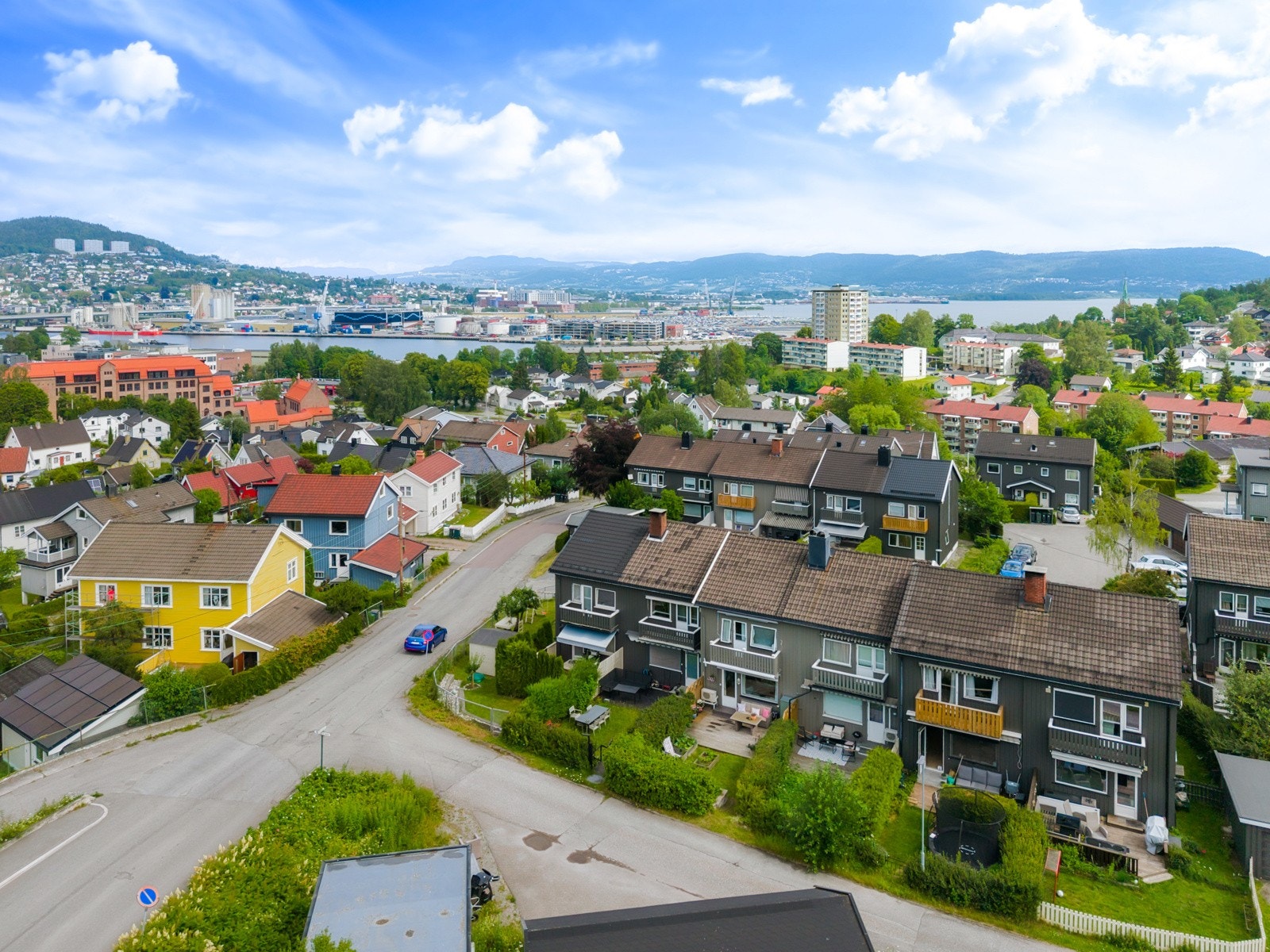 Et perfekt boligstrøk for familier med barn eller de som ønsker å bo i et koselig nabolag med nærhet til det meste. Galleribilde