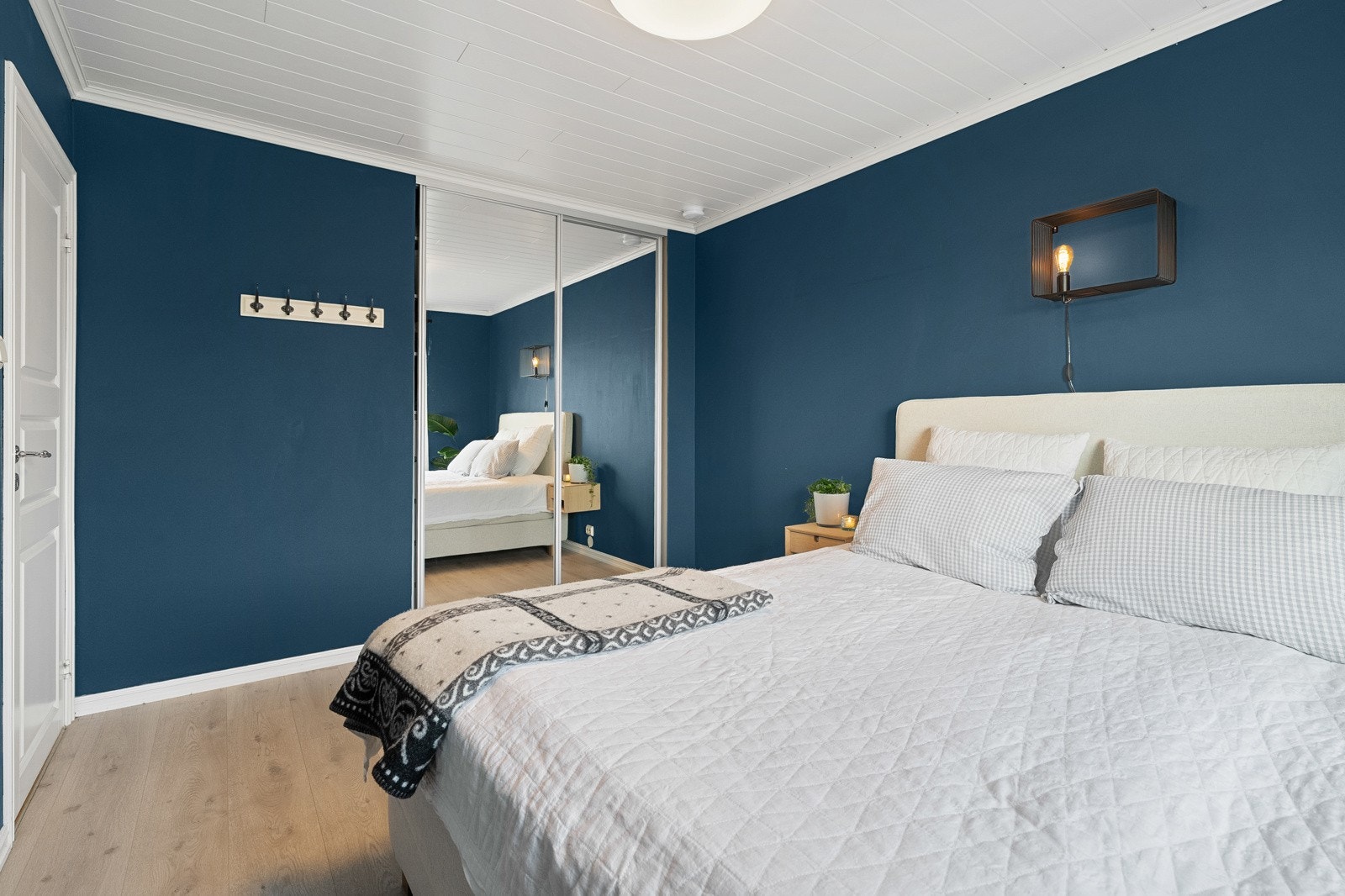 Hovedsoverom med plassbygget skyvedørsgarderobe. Galleribilde