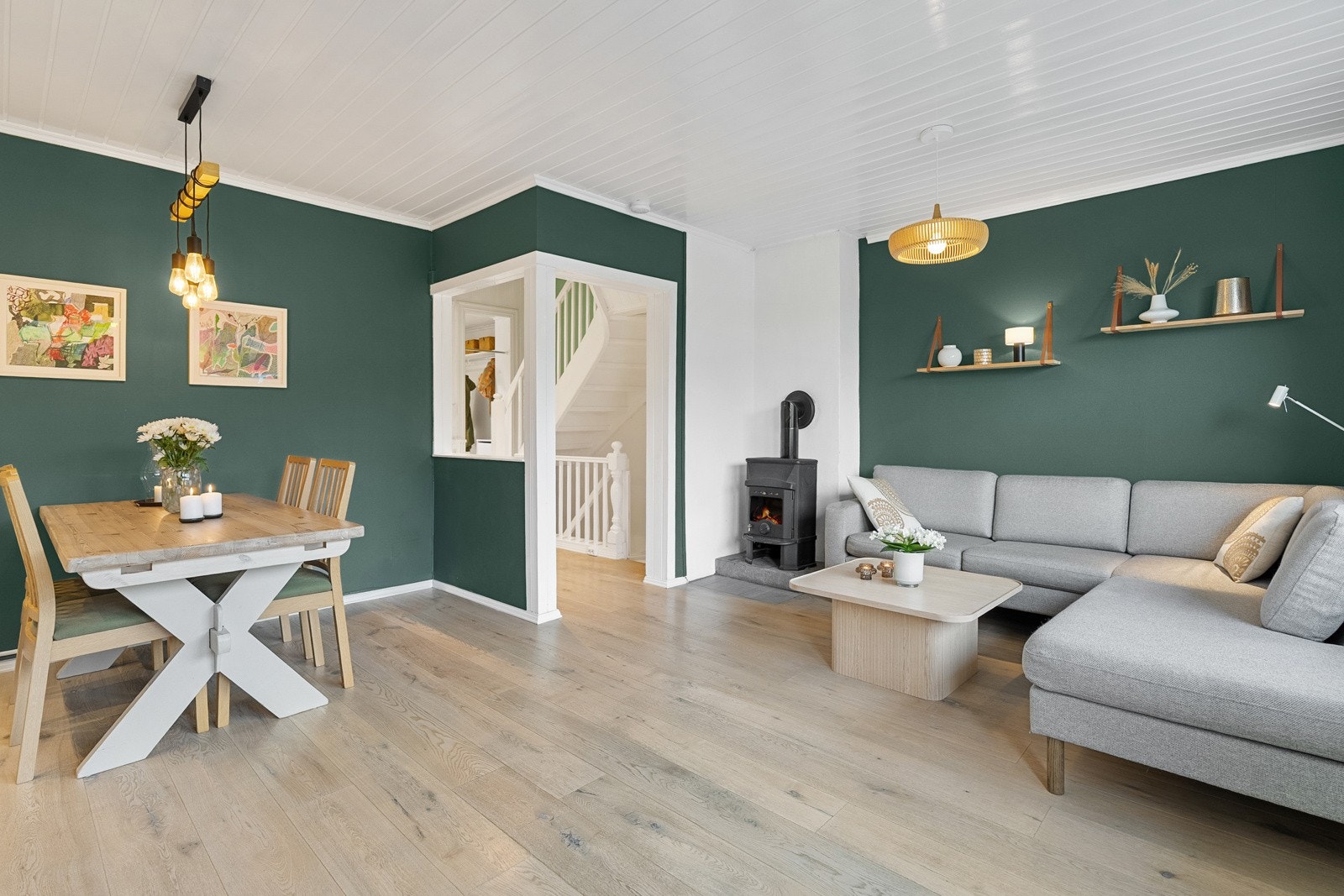 Stuen har lyst parkett på gulvet, slette overflater i lune farger og godt med lysinnslipp fra vinduene. Galleribilde