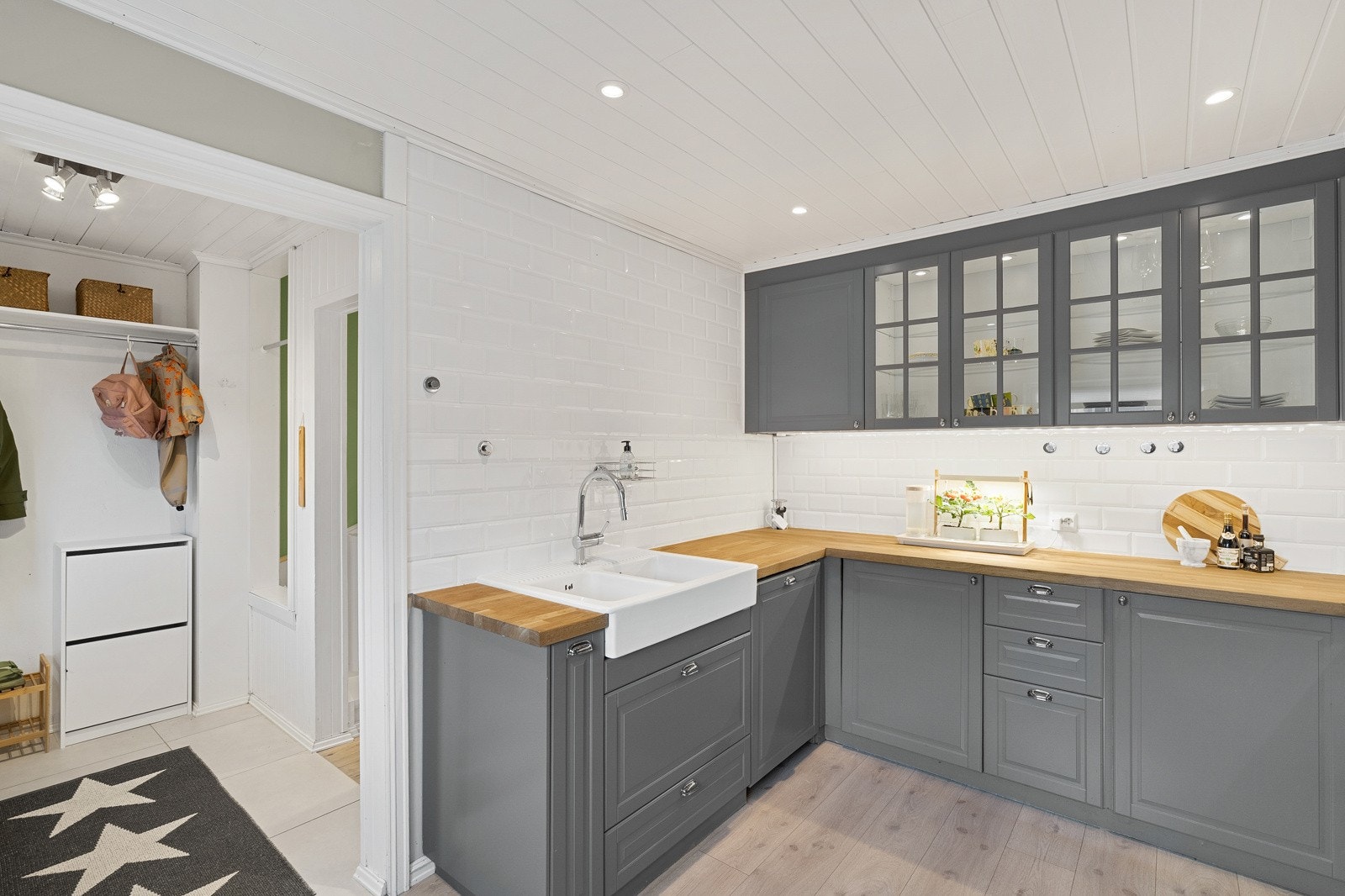 Kjøkkenet ligger separat med adkomst fra vindfanget. Galleribilde