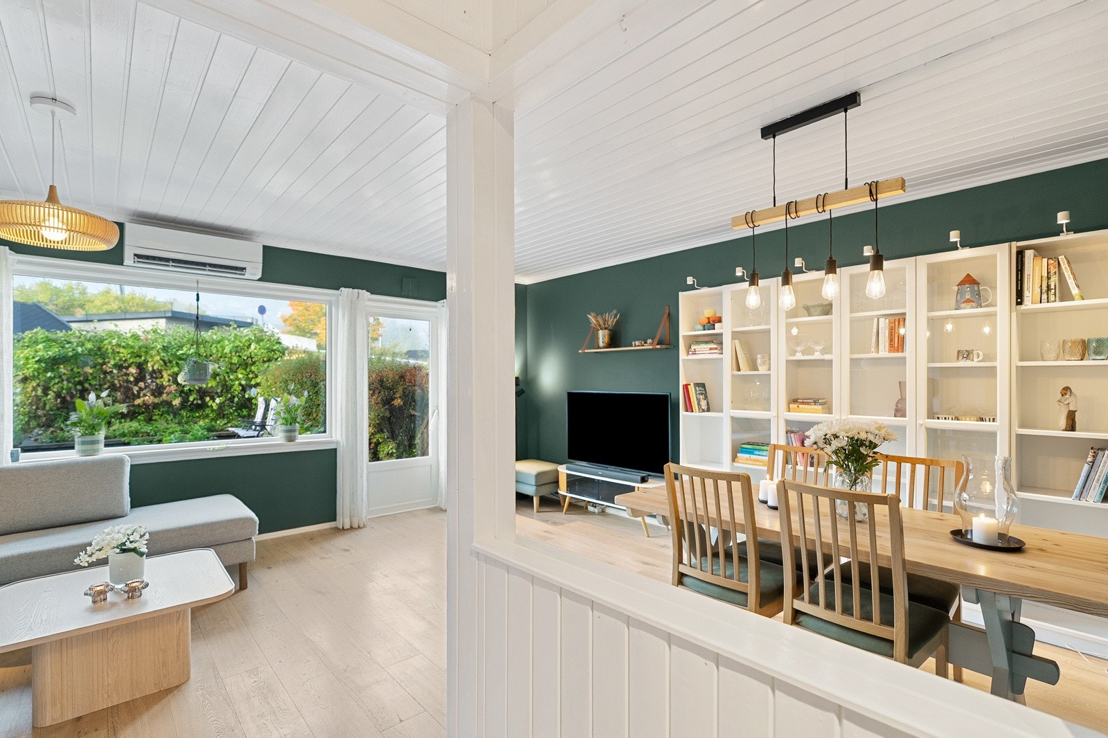 Praktisk utgang til terrassen og hagen, så barna kan leke fritt ute. Galleribilde