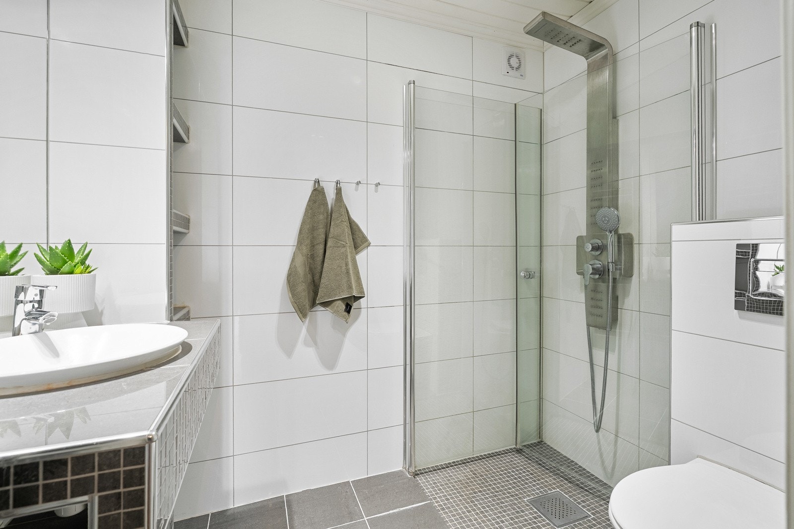 Pent, flislagt baderom med behagelig gulvvarme. Komplett utstyrt. Galleribilde