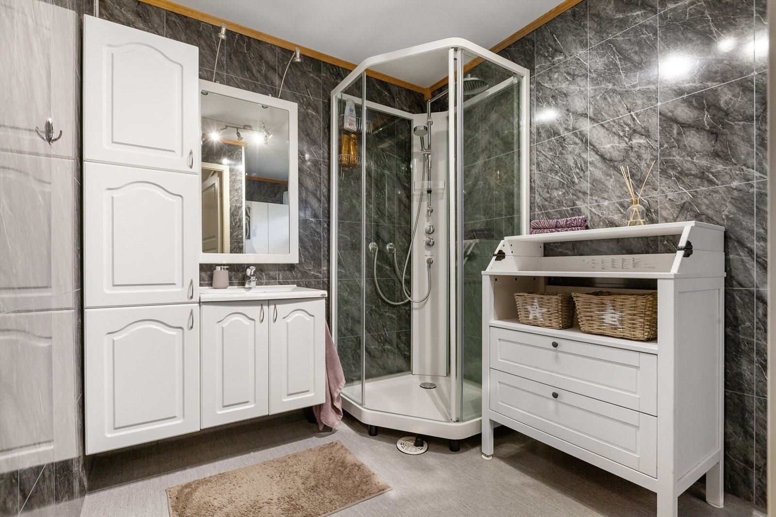 Romslig bad på 5,8 kvm. Badet er utstyrt med bla. opplegg for vaskemaskin. Galleribilde