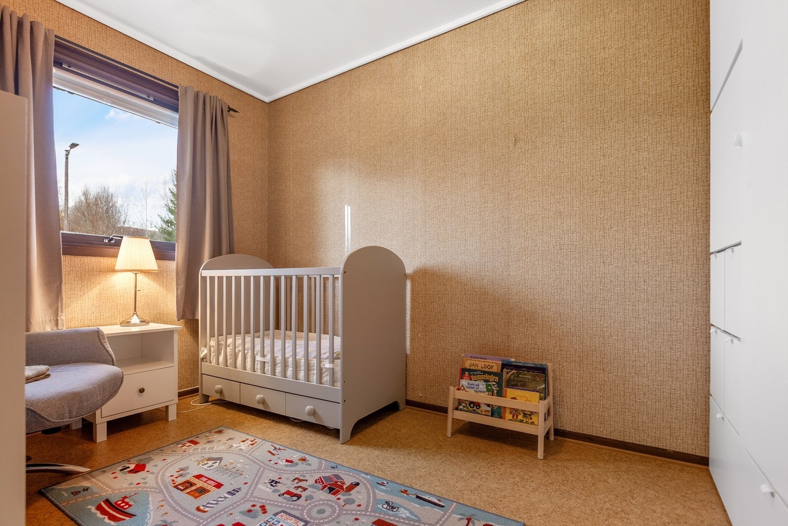 Det minste soverommet er på 7,9 kvm. Boligens tredje soverom brukes i dag som en mellomgang mellom kjøkkenet og det største soverommet, men er godkjent som soverom. Galleribilde