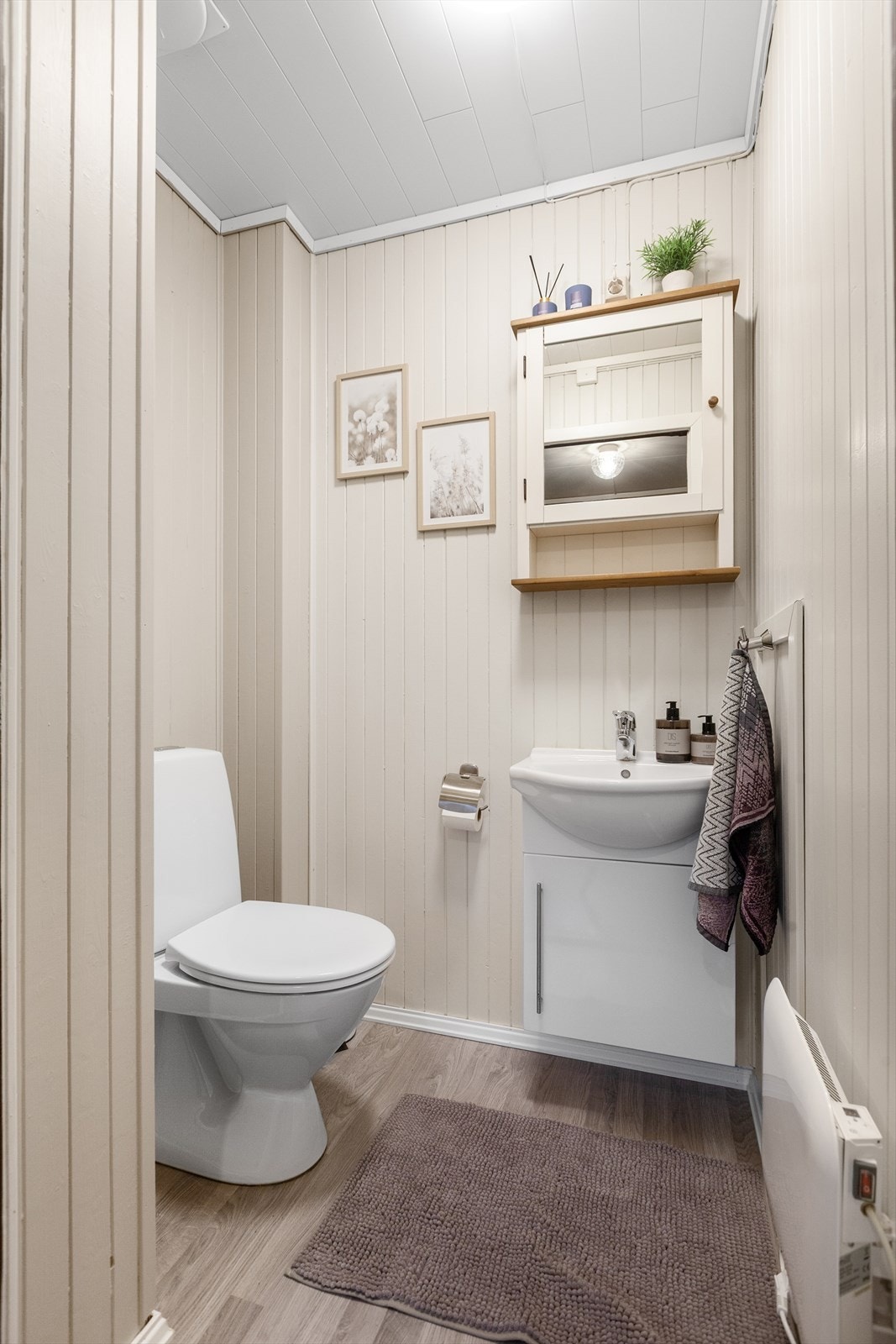 Boligen har et praktisk adskilt toalettrom. Galleribilde