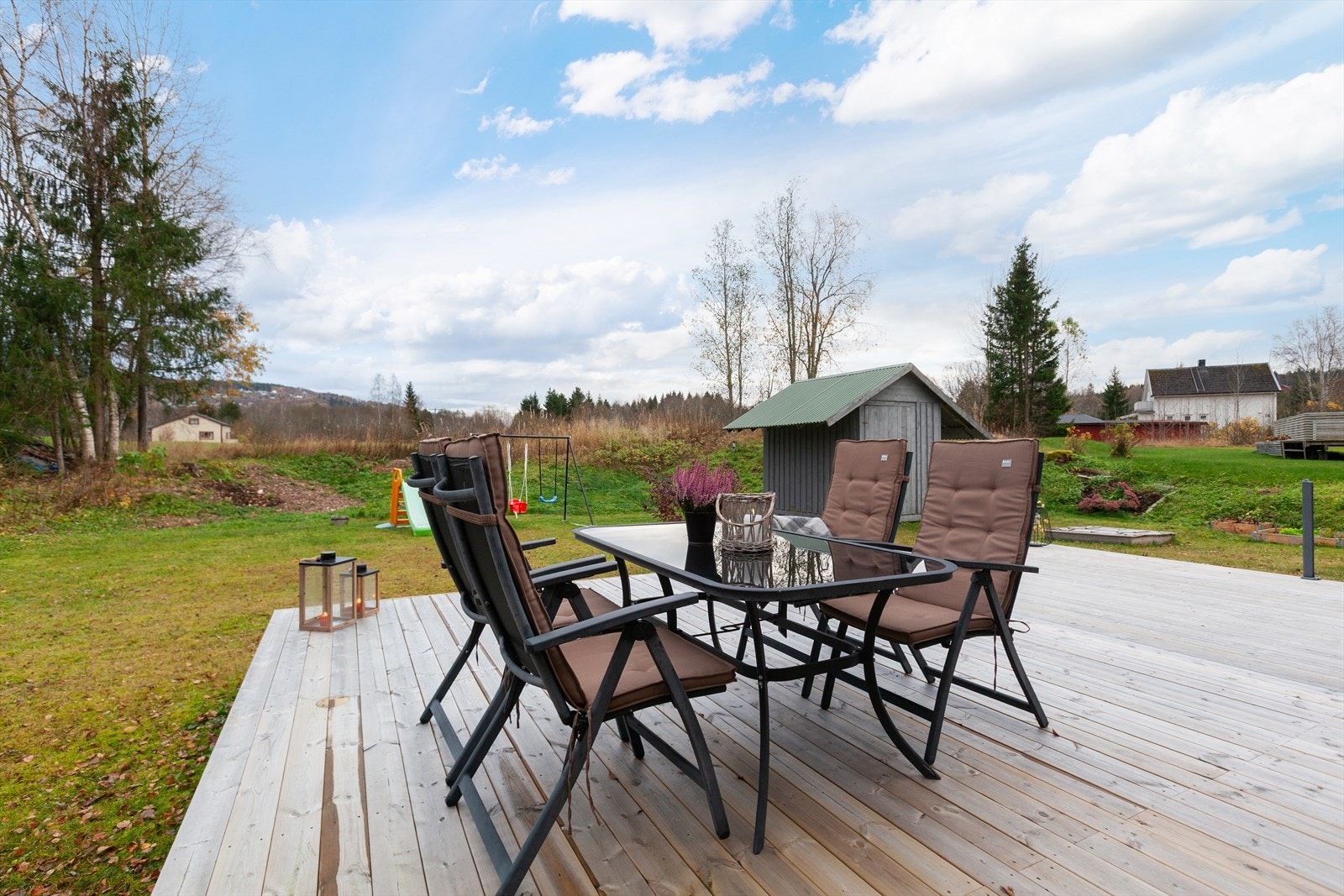 På sommerstid fungerer terrassen som en forlengelse av stuen. Galleribilde