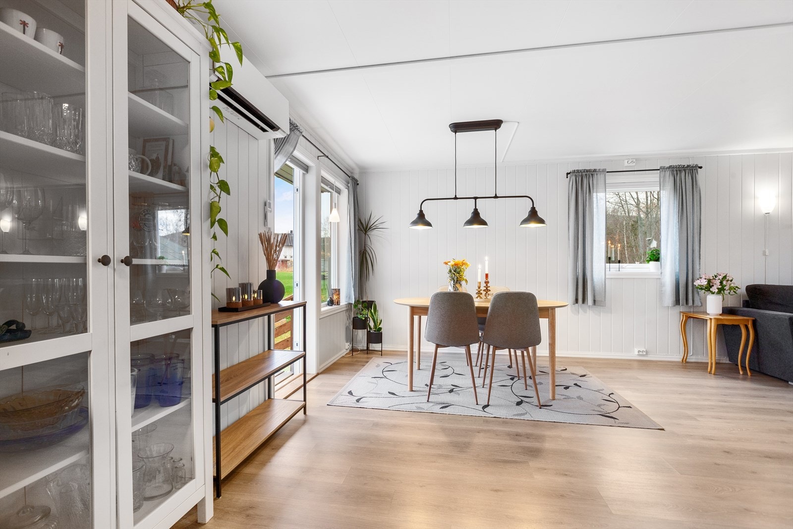 I 2022 ble det montert ny varmepumpe i boligen som sørger for effektiv oppvarming på vinterstid og nedkjøling på sommerstid. Galleribilde