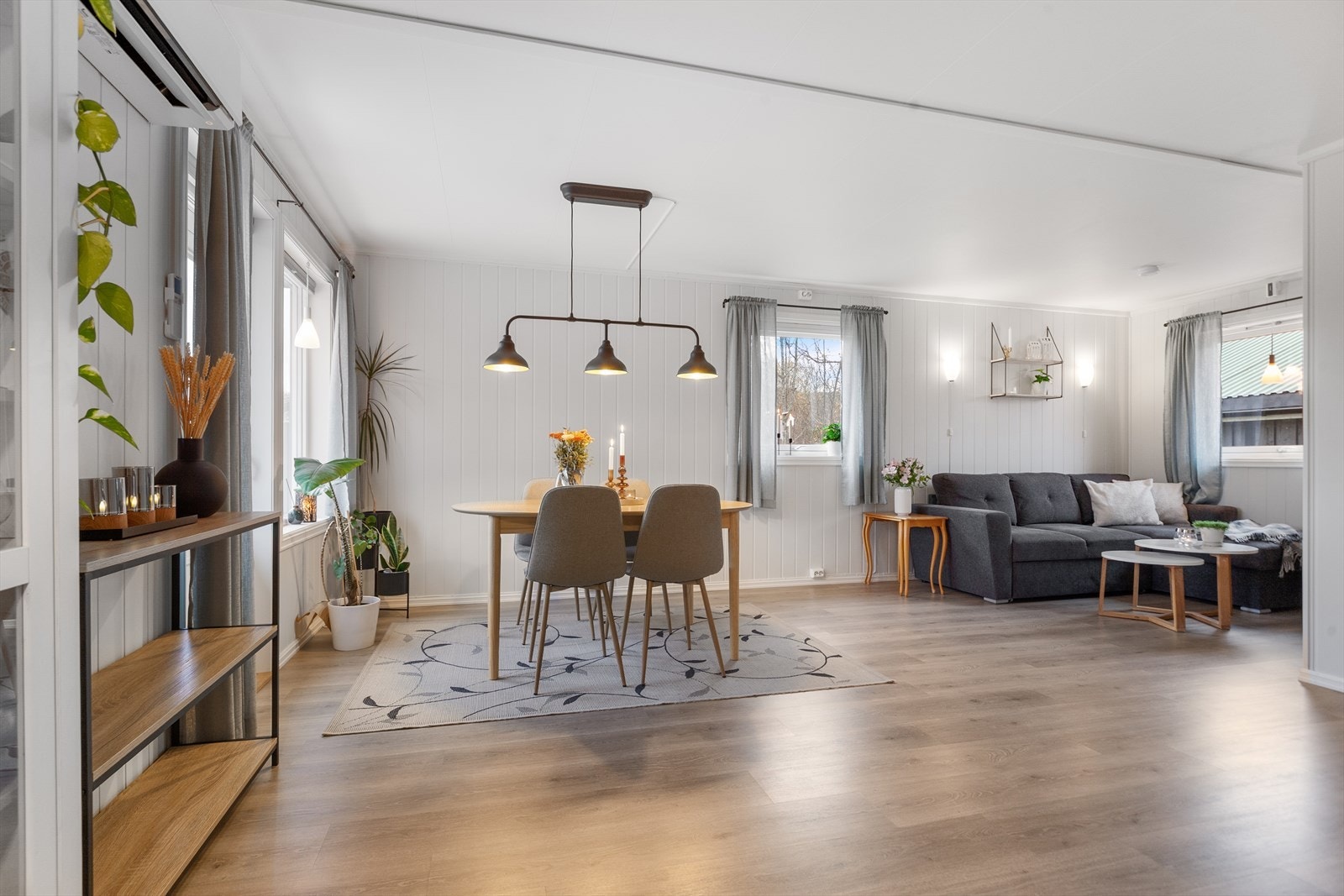 Stuens utforming gjør den enkel å dele inn i flere soner. Galleribilde