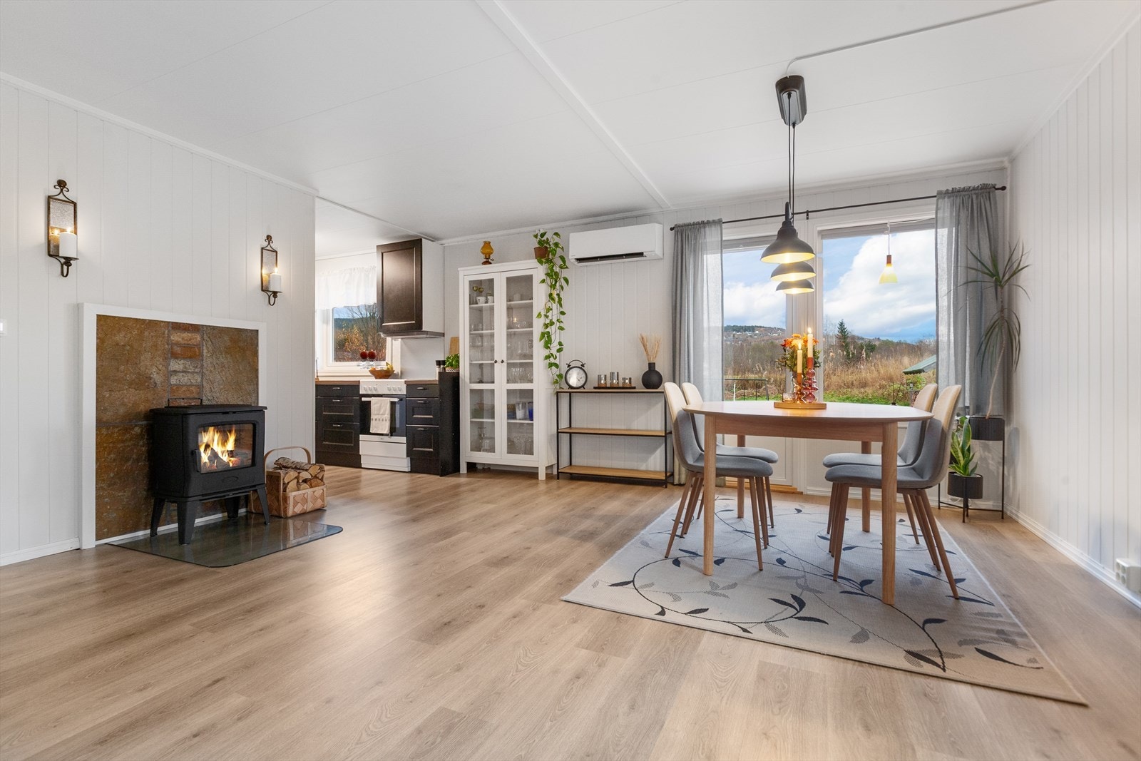 Delvis åpen stue-/kjøkken løsning på 33 kvm som gir en god flyt mellom rommene. Galleribilde