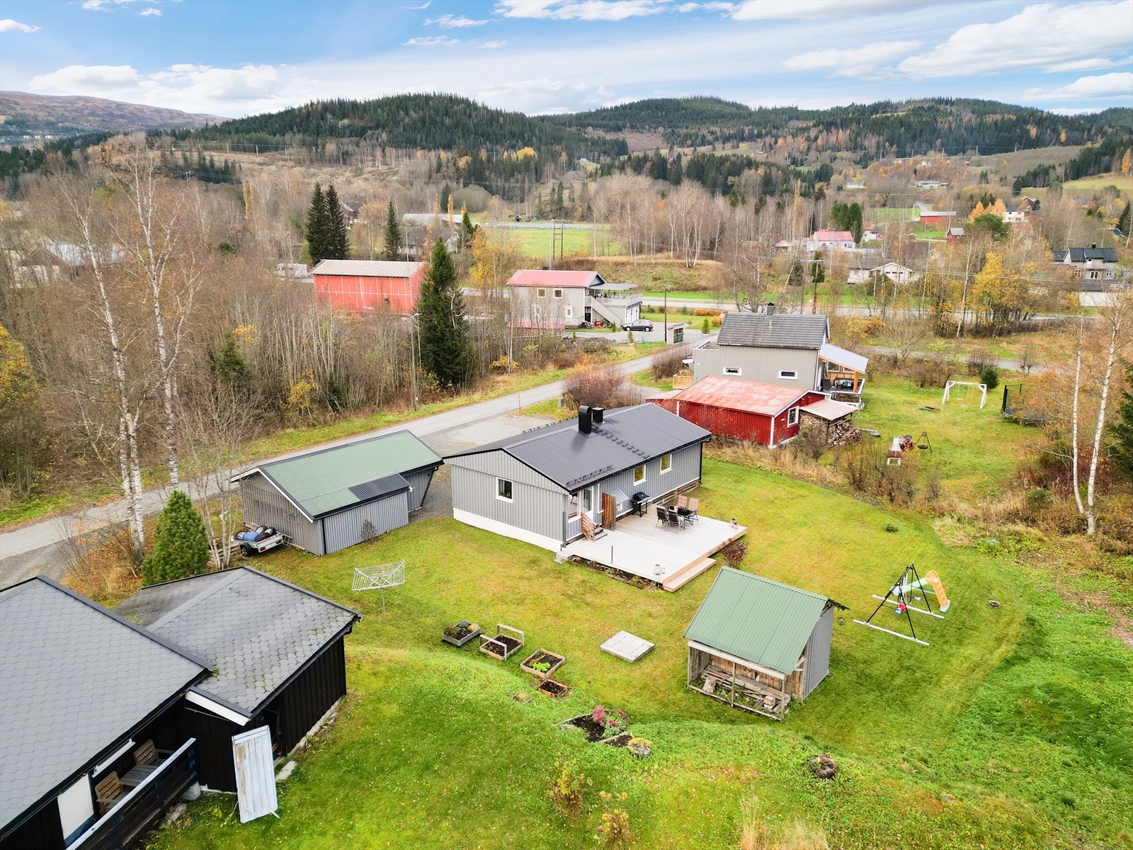 Funnosmoen er et fredelig område, med kort og flat vei inn til sentrum. Det er også gangfelt fra boligen til sentrum. Galleribilde