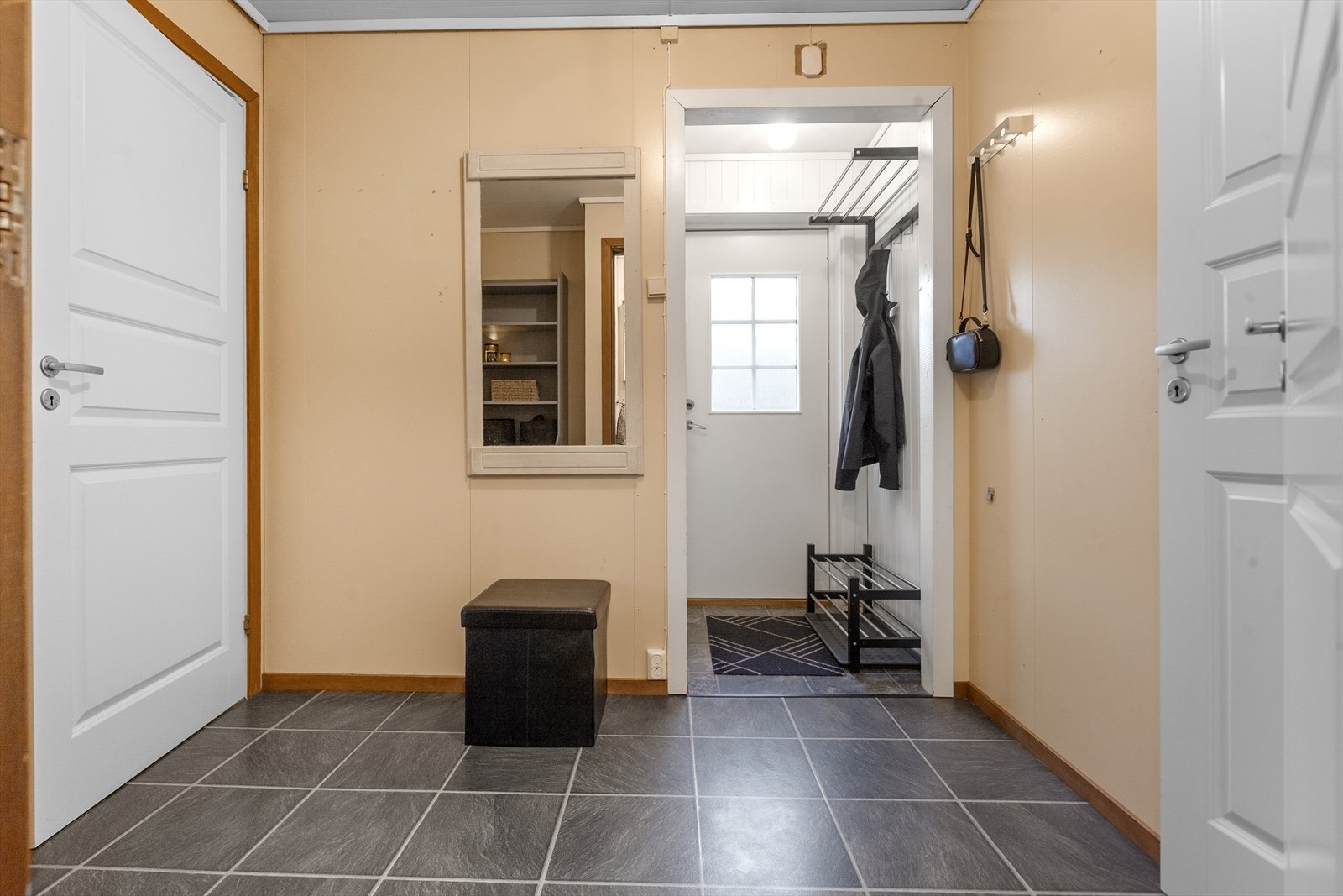 Praktisk gang og vindfang på 6,2 kvm med god plass til garderobeskap. Galleribilde