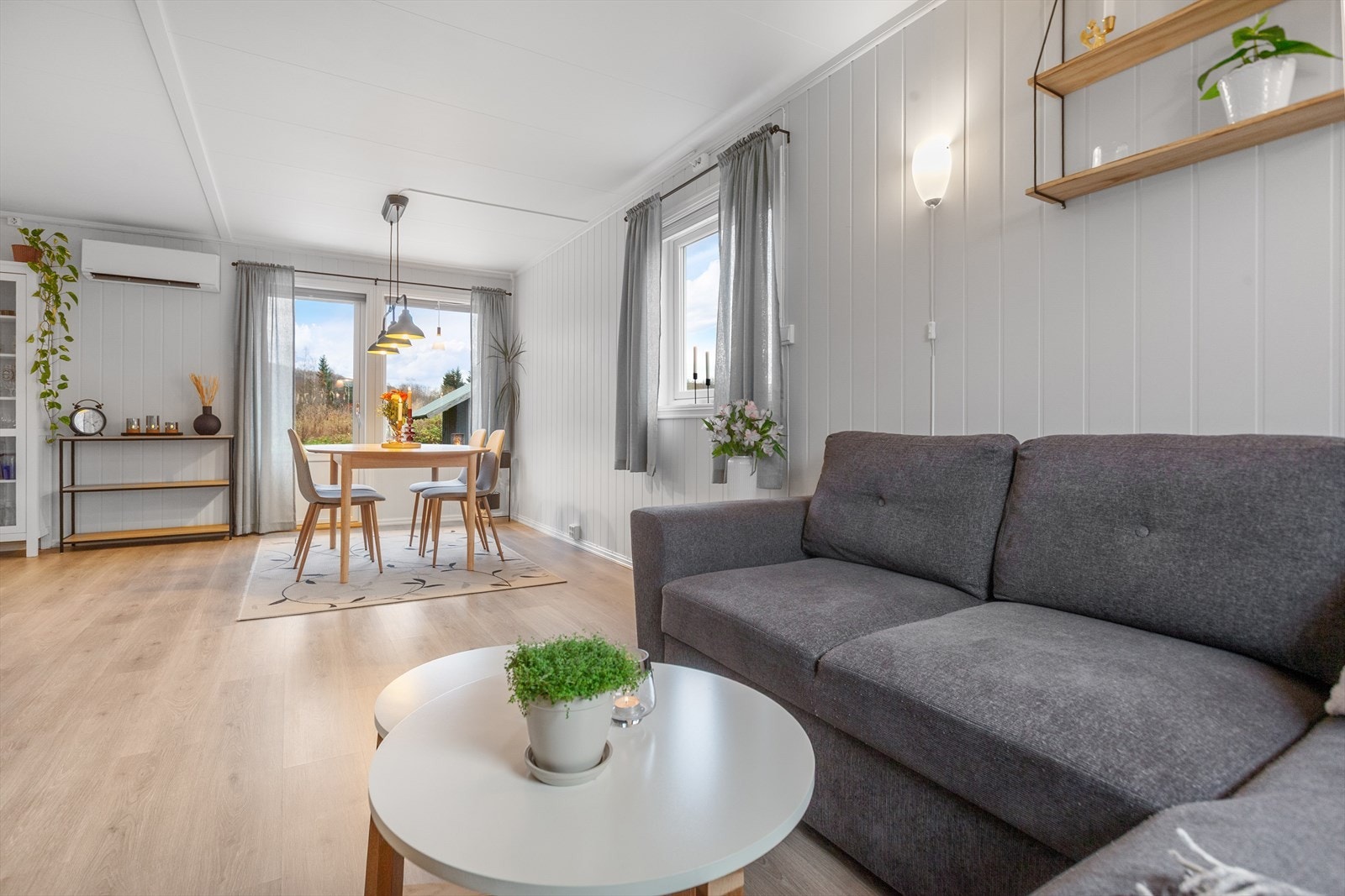 Boligen har flere store vindusflater som sørger for godt med naturlig lys-innslipp. Galleribilde