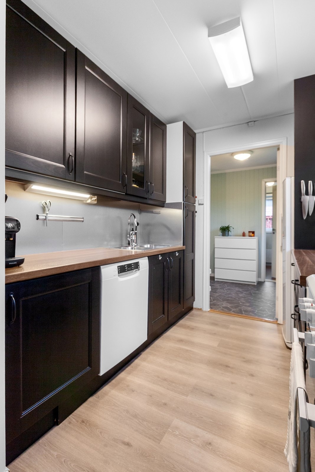 Kjøkkenet har godt med lagringsplass i både over- og underskap. Galleribilde