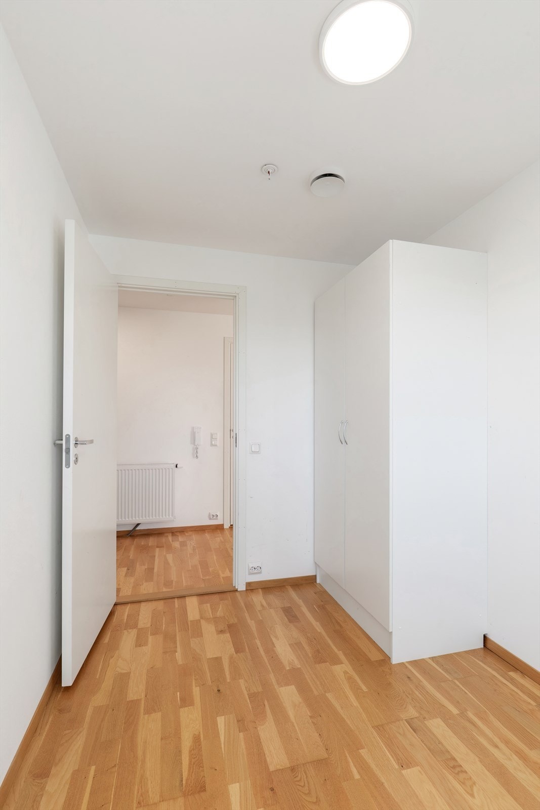 Plass til garderobeskap i rommet gir mulighet for effektiv oppbevaring. Galleribilde