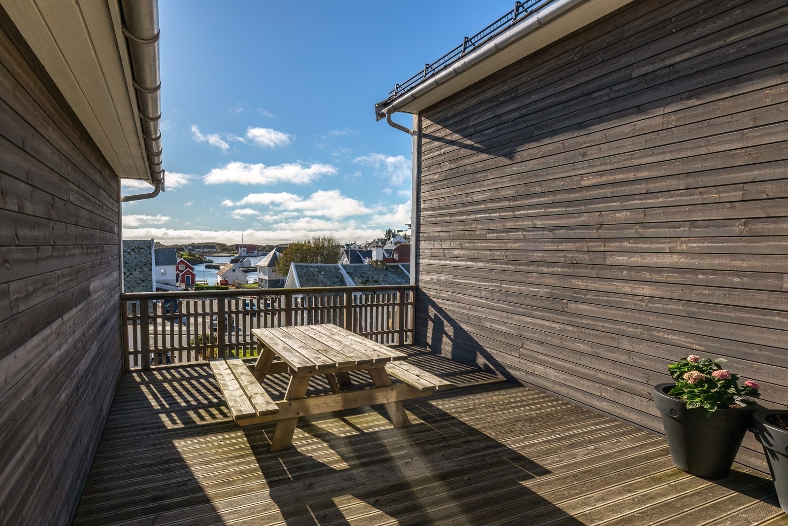 Terrassen har plass til sittegruppe og gir utsikt over nærområdet. Galleribilde