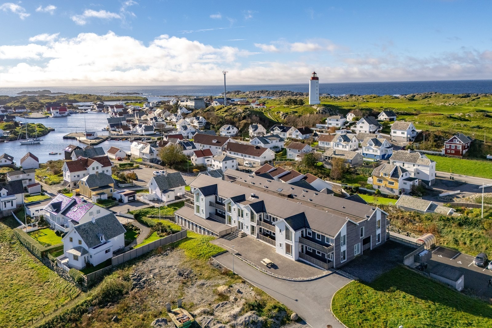 Oversiktsbilde viser eiendommens beliggenhet nær sjøen og fyrtårnet. Galleribilde