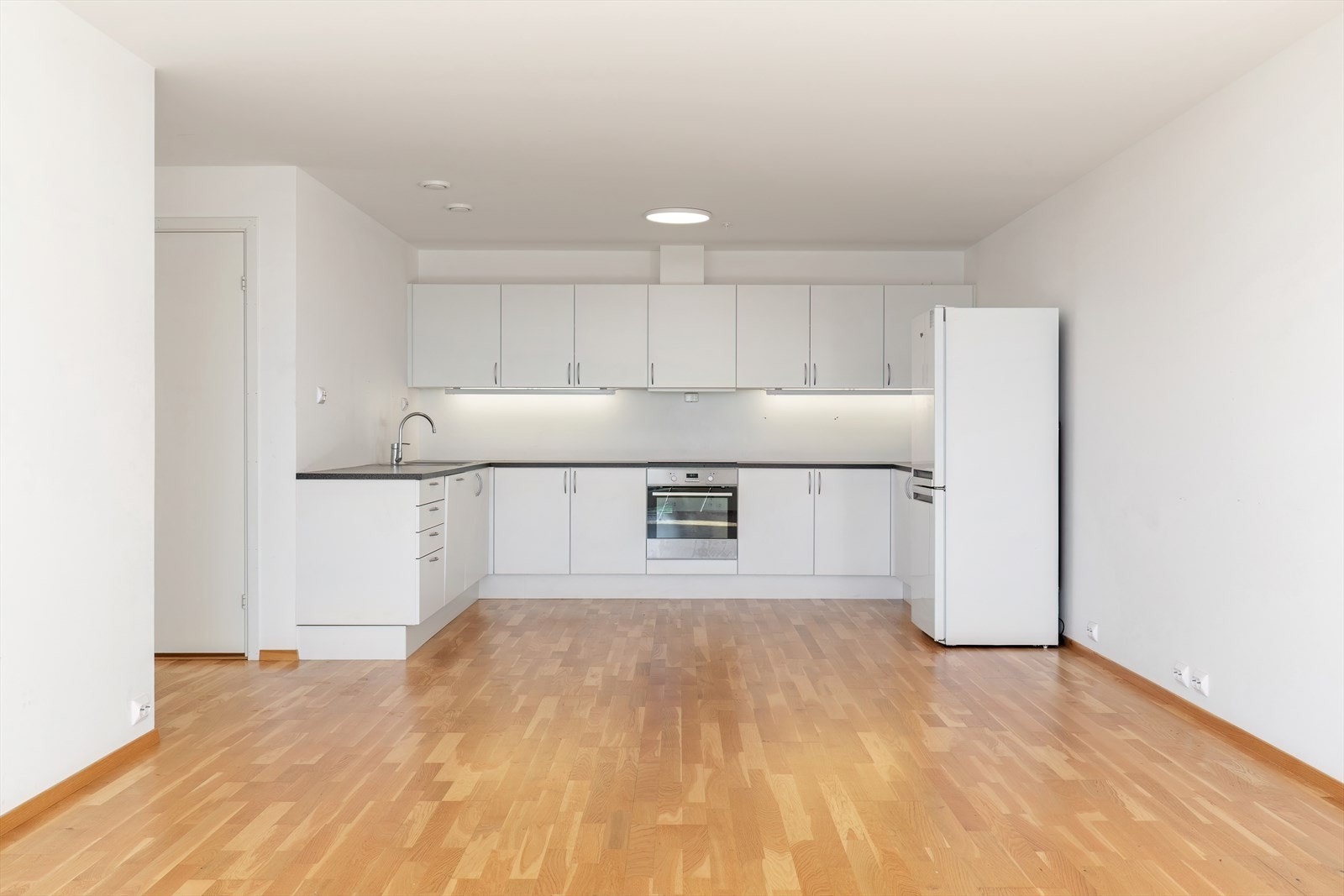 Lyst kjøkken med integrerte hvitevarer og laminat benkeplate gir en praktisk arbeidsflate (kilde: tilstandsrapport). Galleribilde