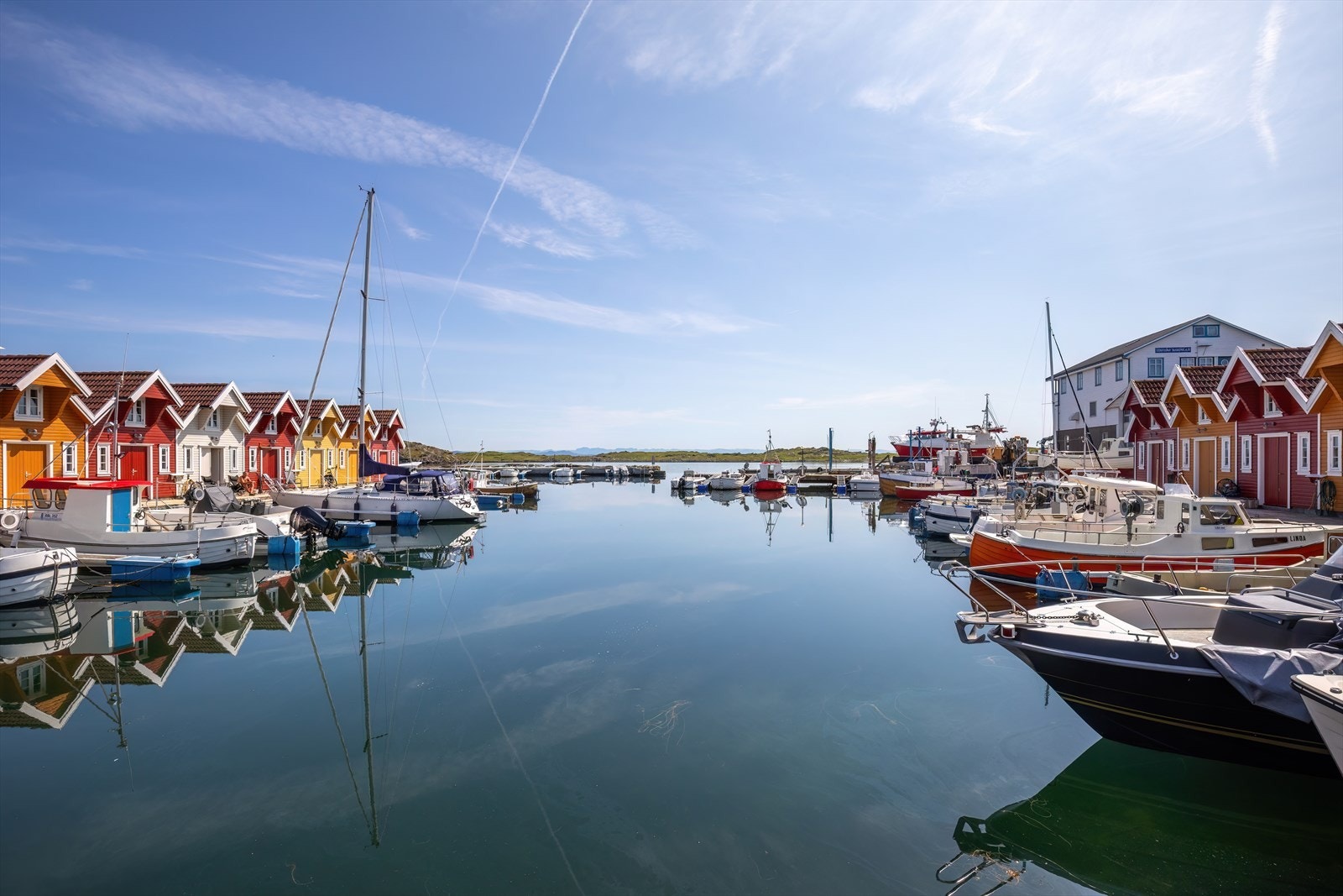 Båthavn med fargerike sjøboder gir en livlig atmosfære. Galleribilde