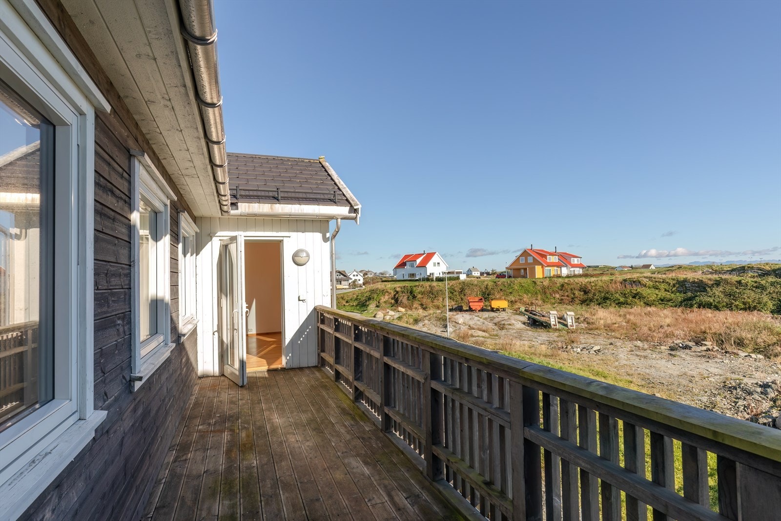 Terrassen er utstyrt med solid rekkverk og gir utsikt over det omkringliggende landskapet. Galleribilde