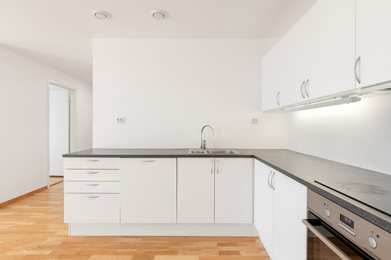 Direkte forbindelse til stueområdet gir en praktisk kjøkkenløsning. Galleribilde