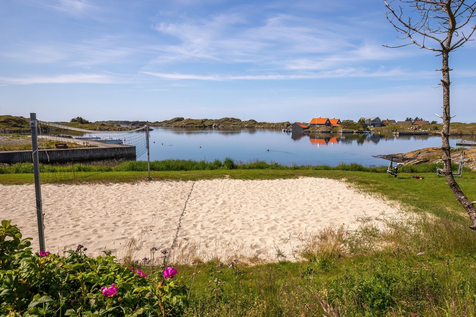 Sandvolleyballbane ved vannet gir muligheter for sport og rekreasjon. Galleribilde