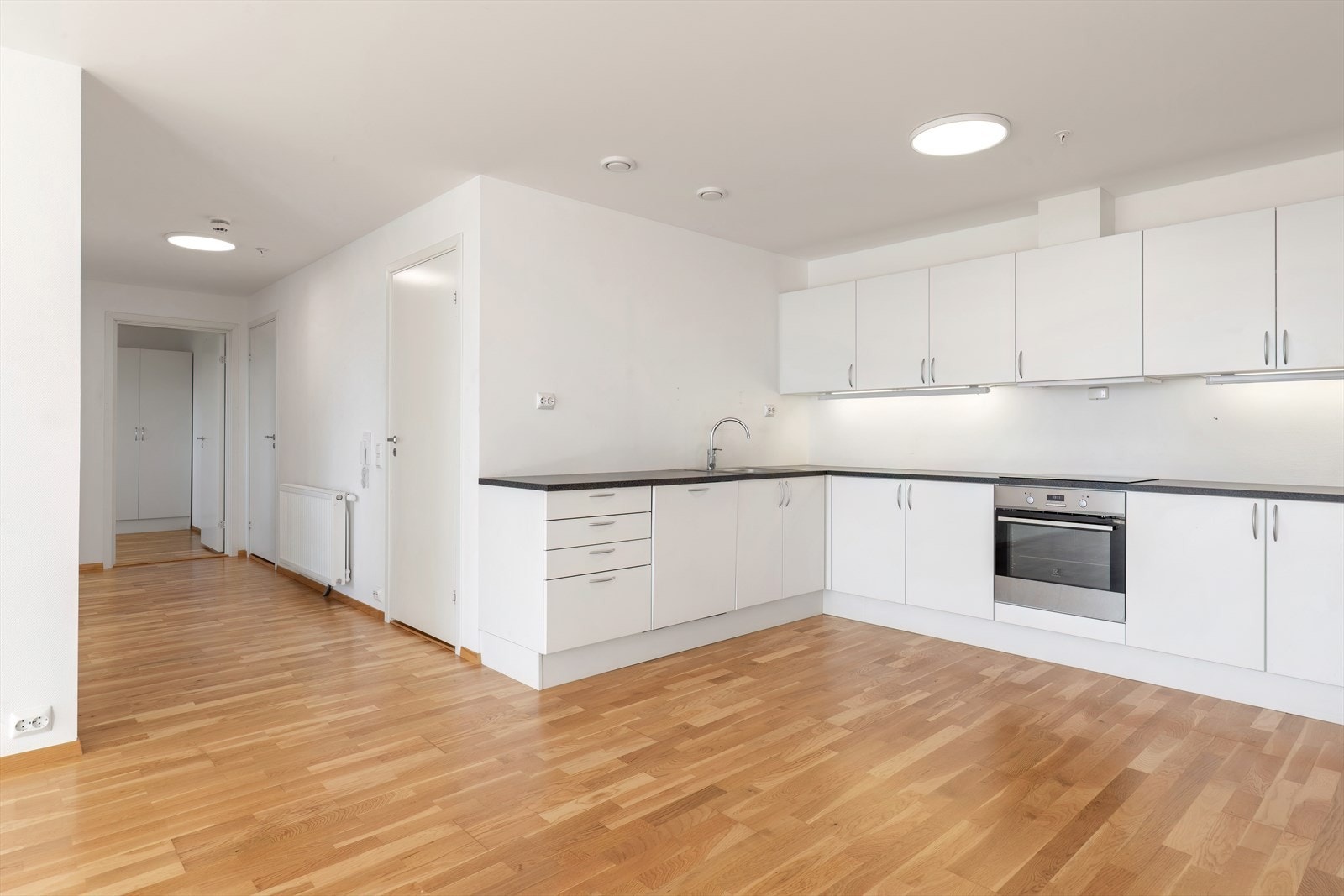 Kjøkkenet har laminat benkeplate og integrerte hvitevarer (kilde: tilstandsrapport). Galleribilde