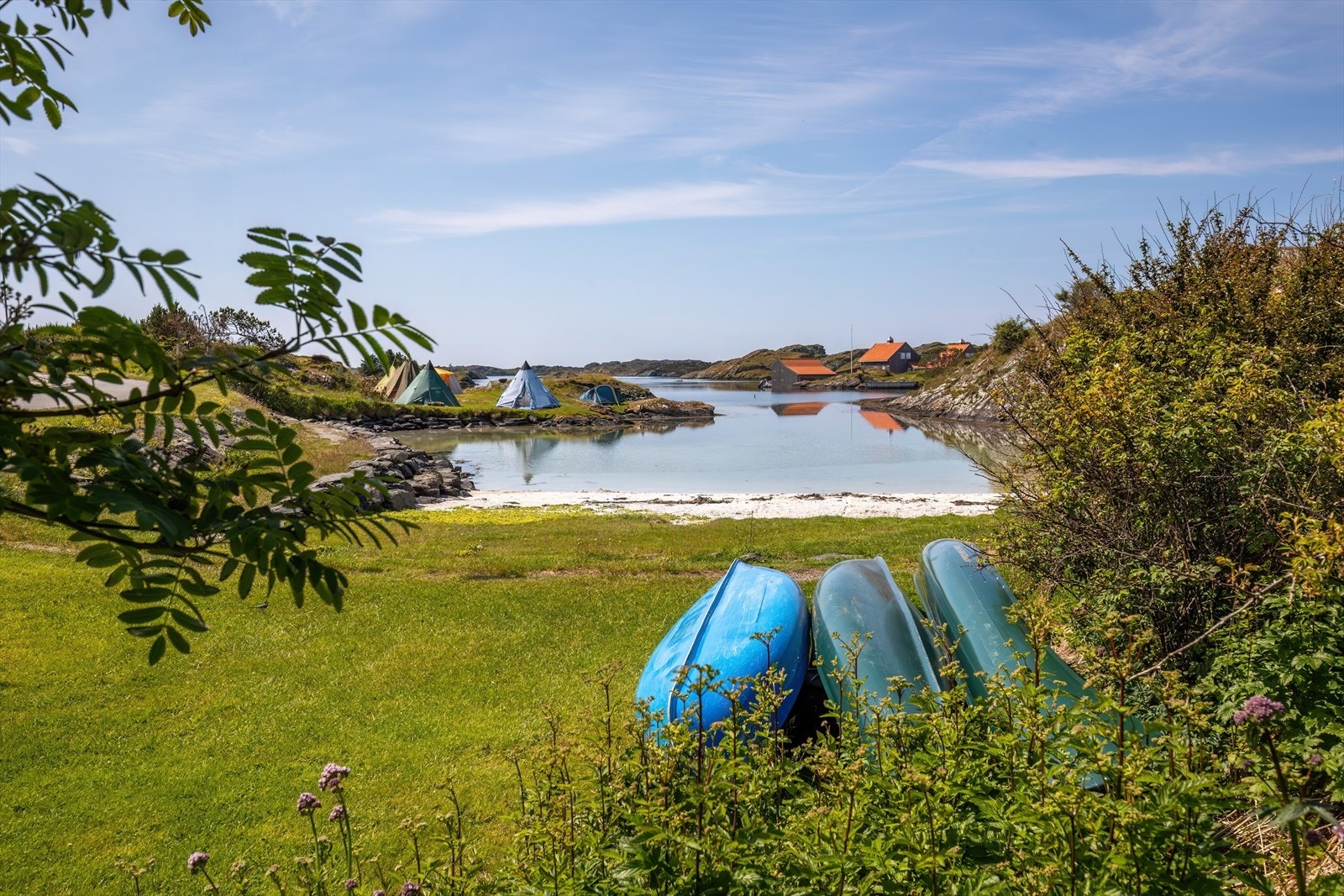 Grønne plener og kajakkmuligheter ved vannet skaper en avslappende utendørsopplevelse. Galleribilde
