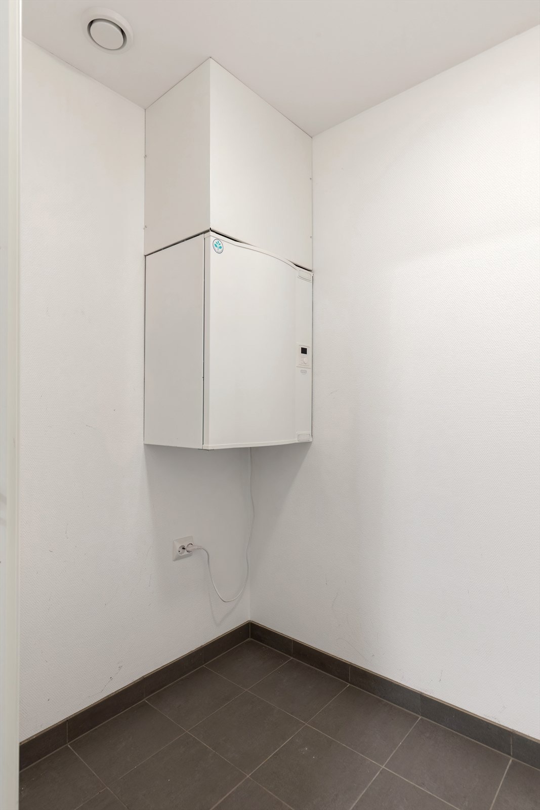 Teknisk rommet har flislagt gulv og plass til teknisk utstyr. Galleribilde